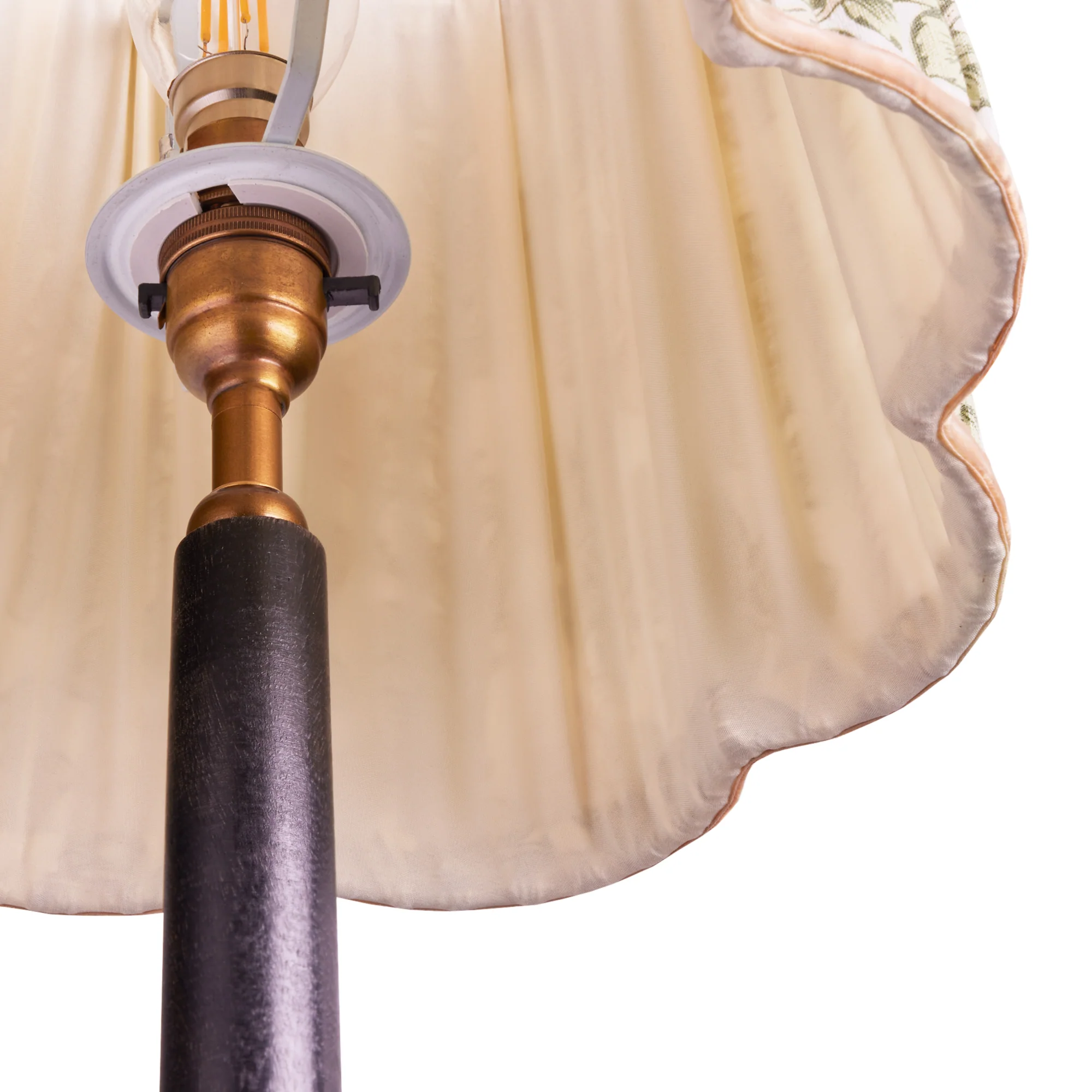 18 inch straight empire scalloped shade in leafy arbour Rambling Rose linen by Morris & Co - Image 5