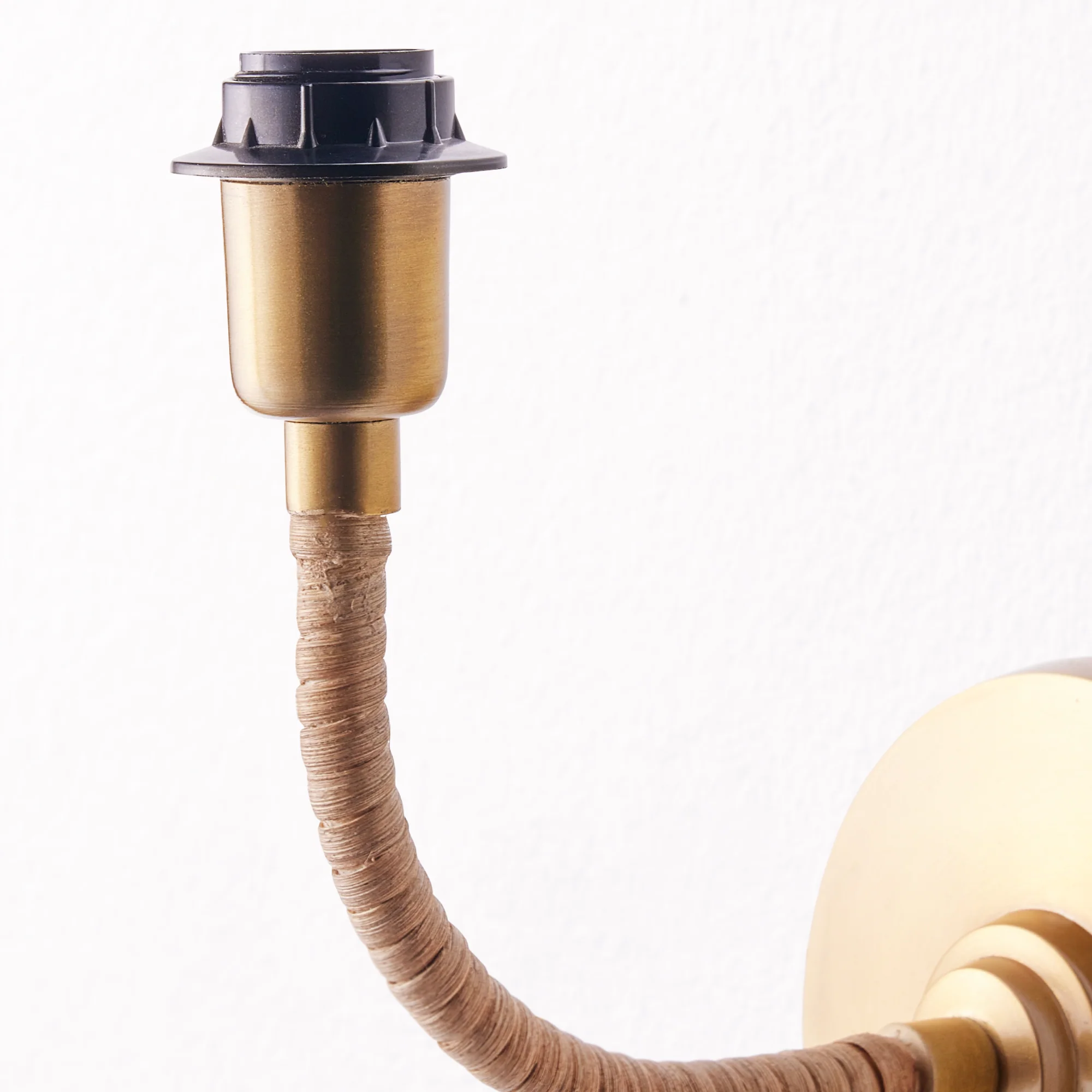 Colombari wall fixture in antiqued brass and cane - Image 5