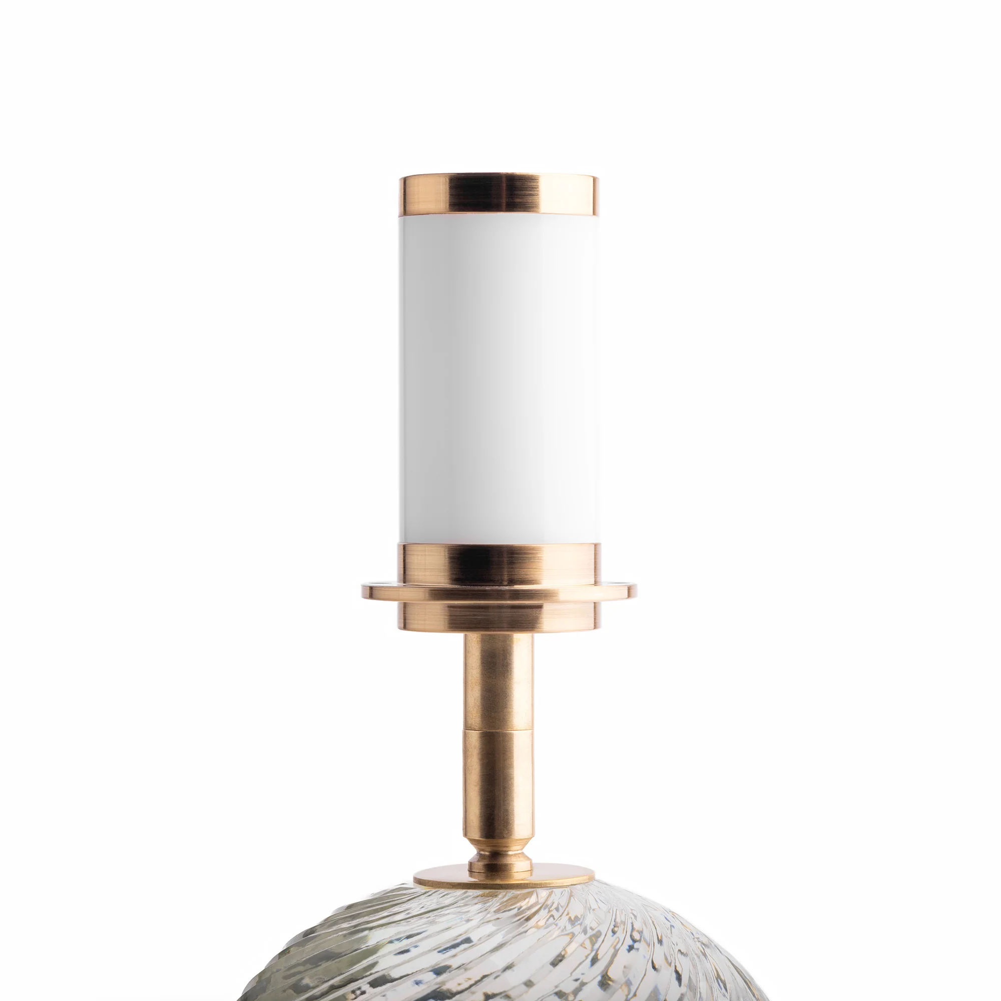 Daniella cordless table lamp in cut glass - Image 7
