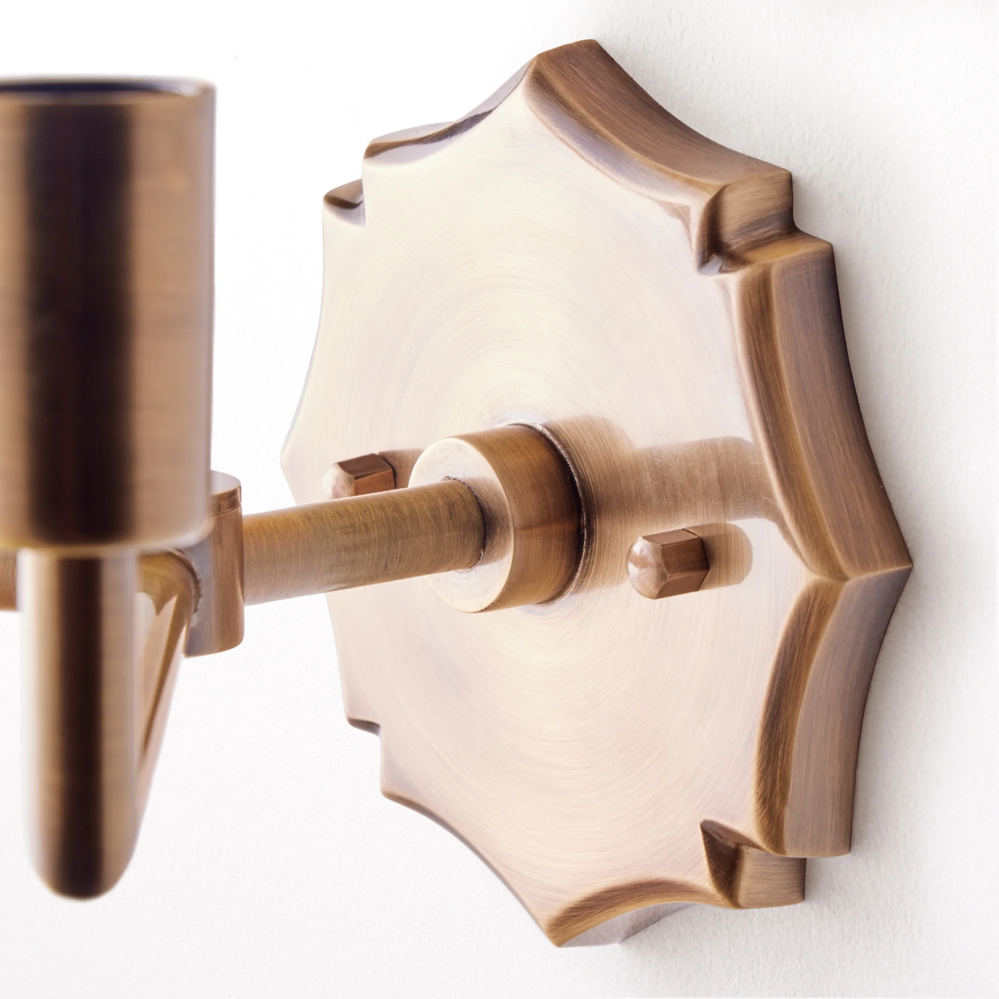 Double insignia wall fixture in antiqued brass - Image 4