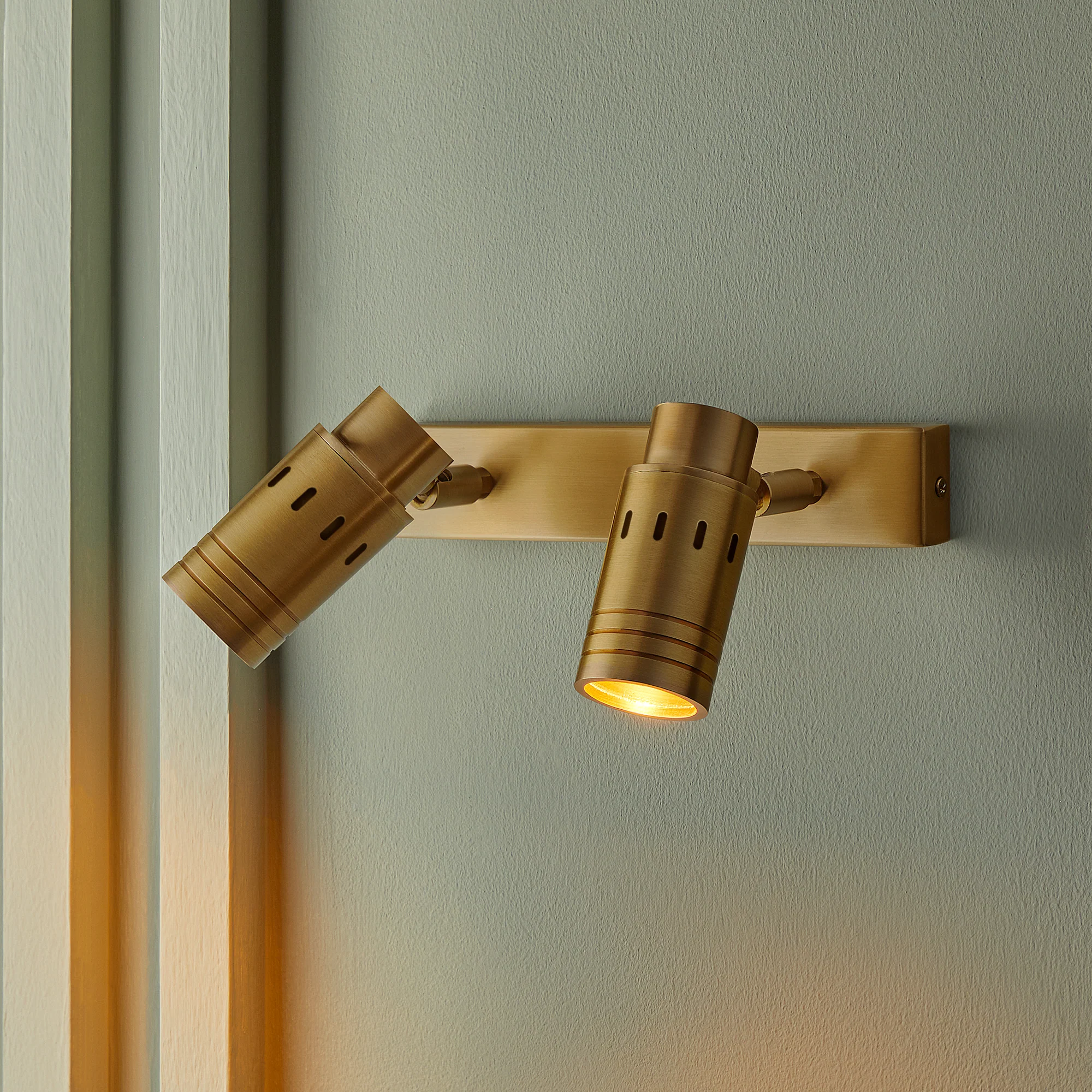 Double watson spot light in antiqued brass - Image 4