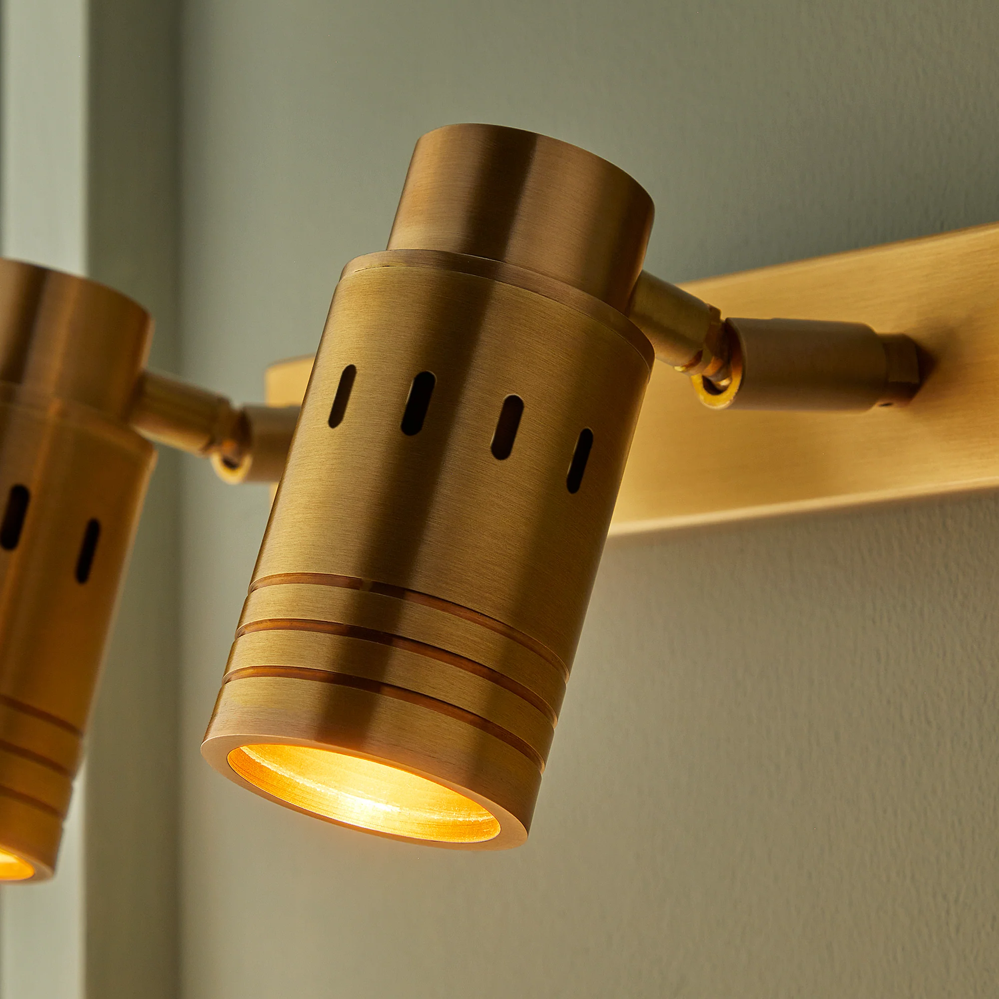 Double watson spot light in antiqued brass - Image 8