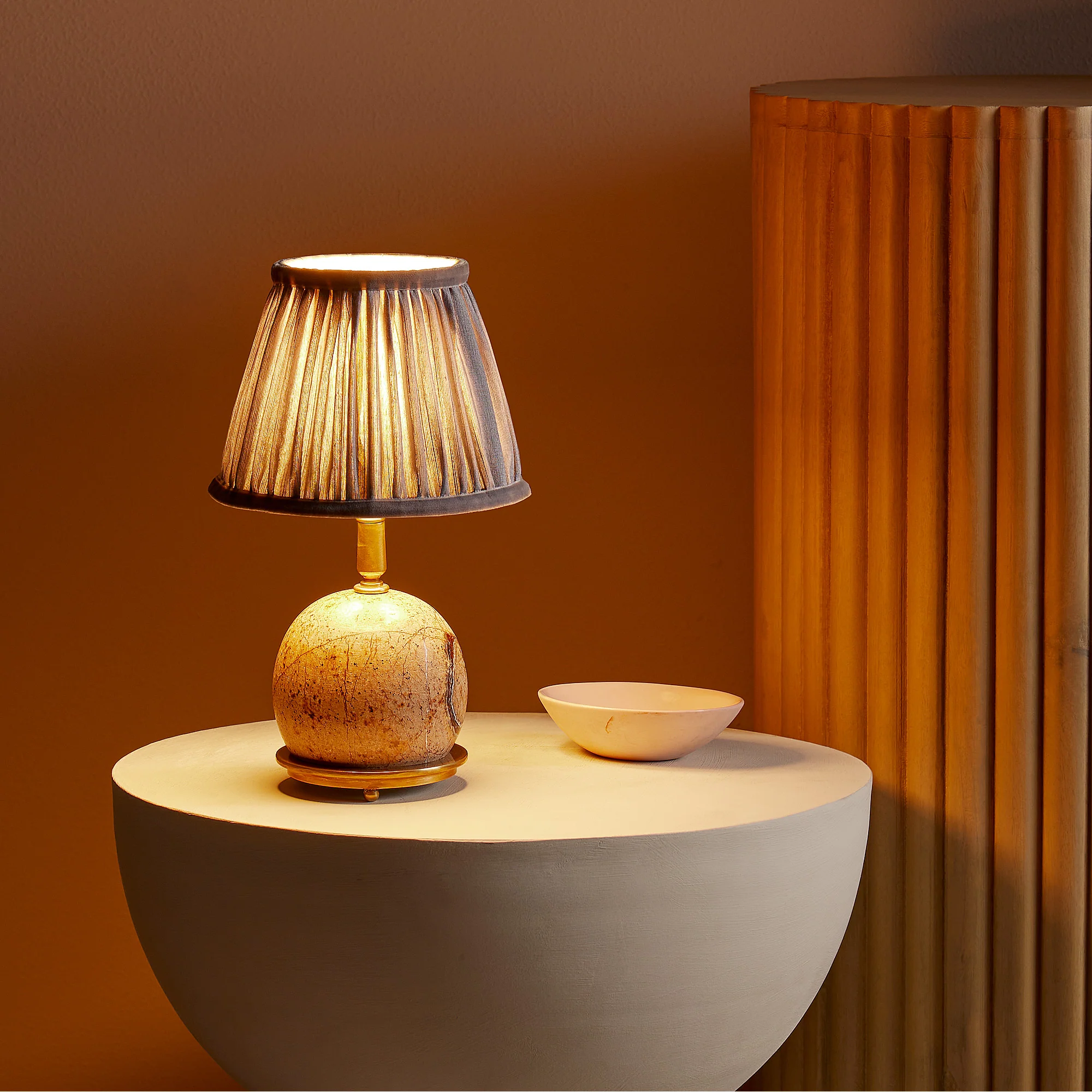 Ferdy cordless table lamp in natural marble - Image 9