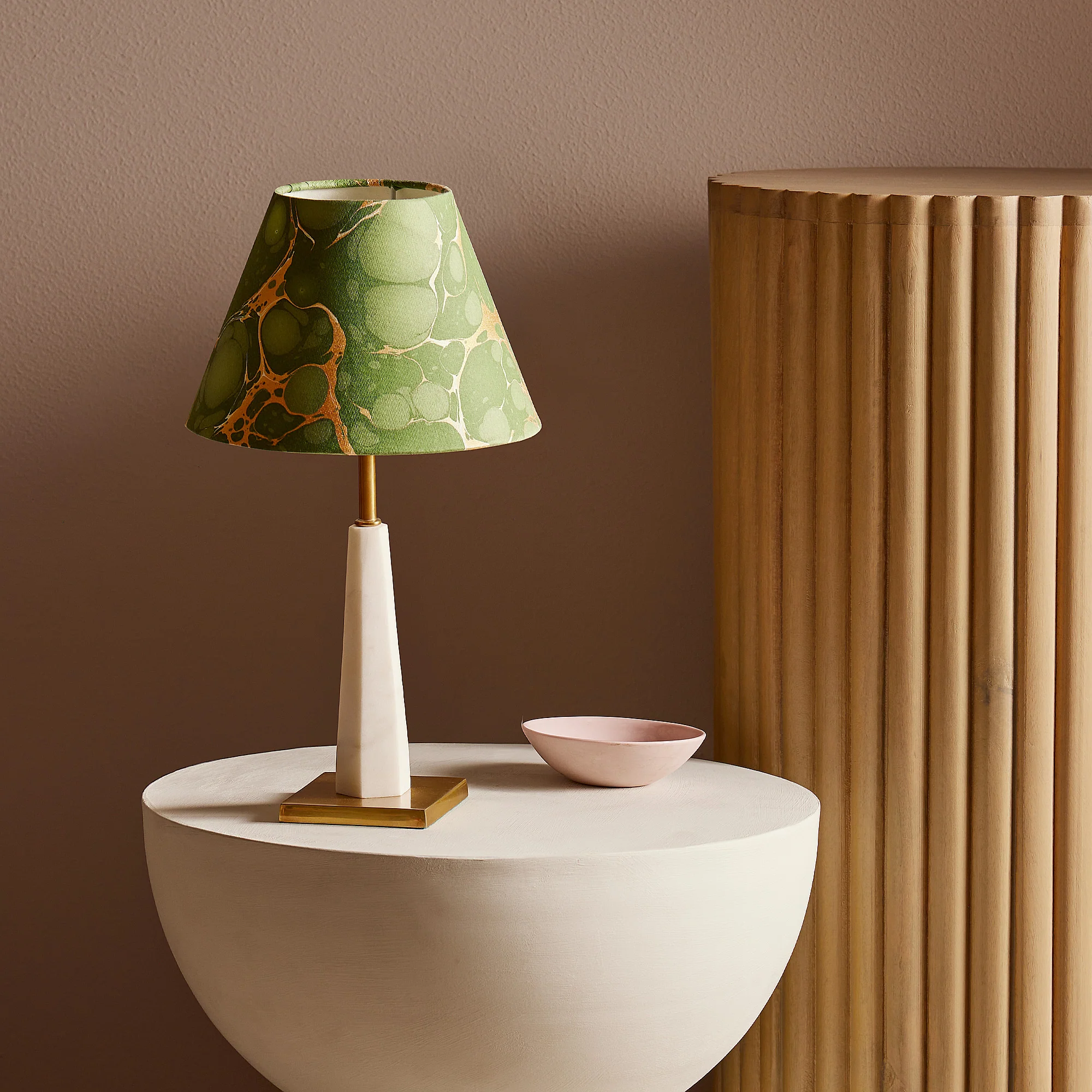 Karnak cordless table lamp in brass and white marble