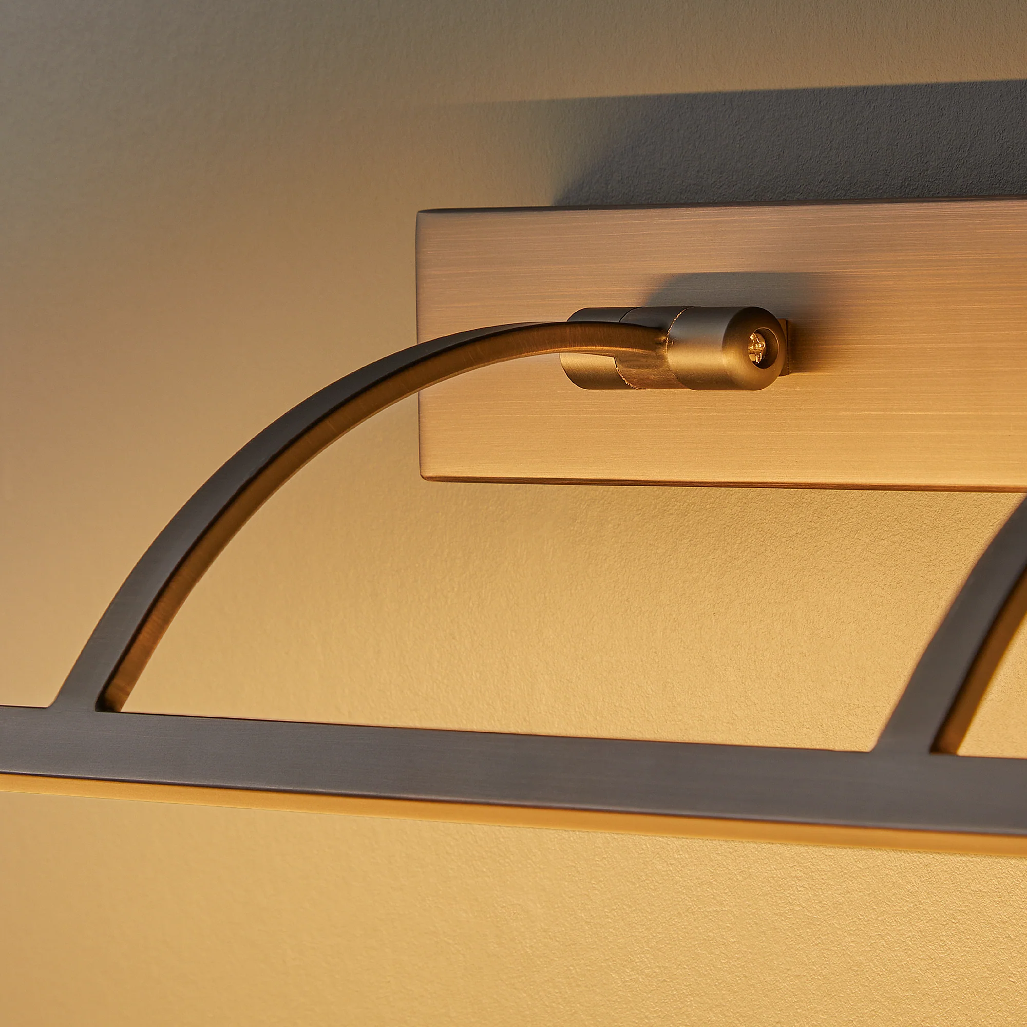 Larger Blake picture light in bronze - Image 12