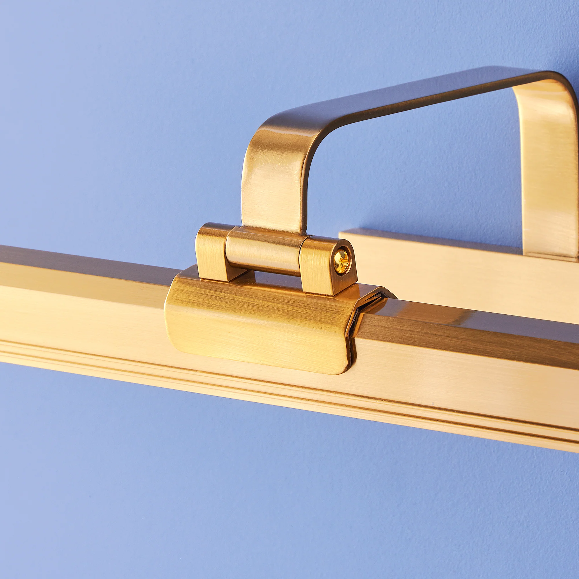 Larger Marcel cordless picture light in antique brass finish - Image 4
