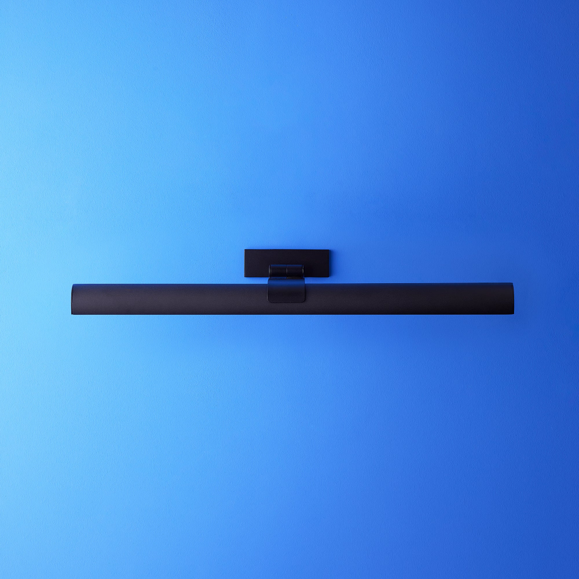 Larger Seurat cordless picture light in black