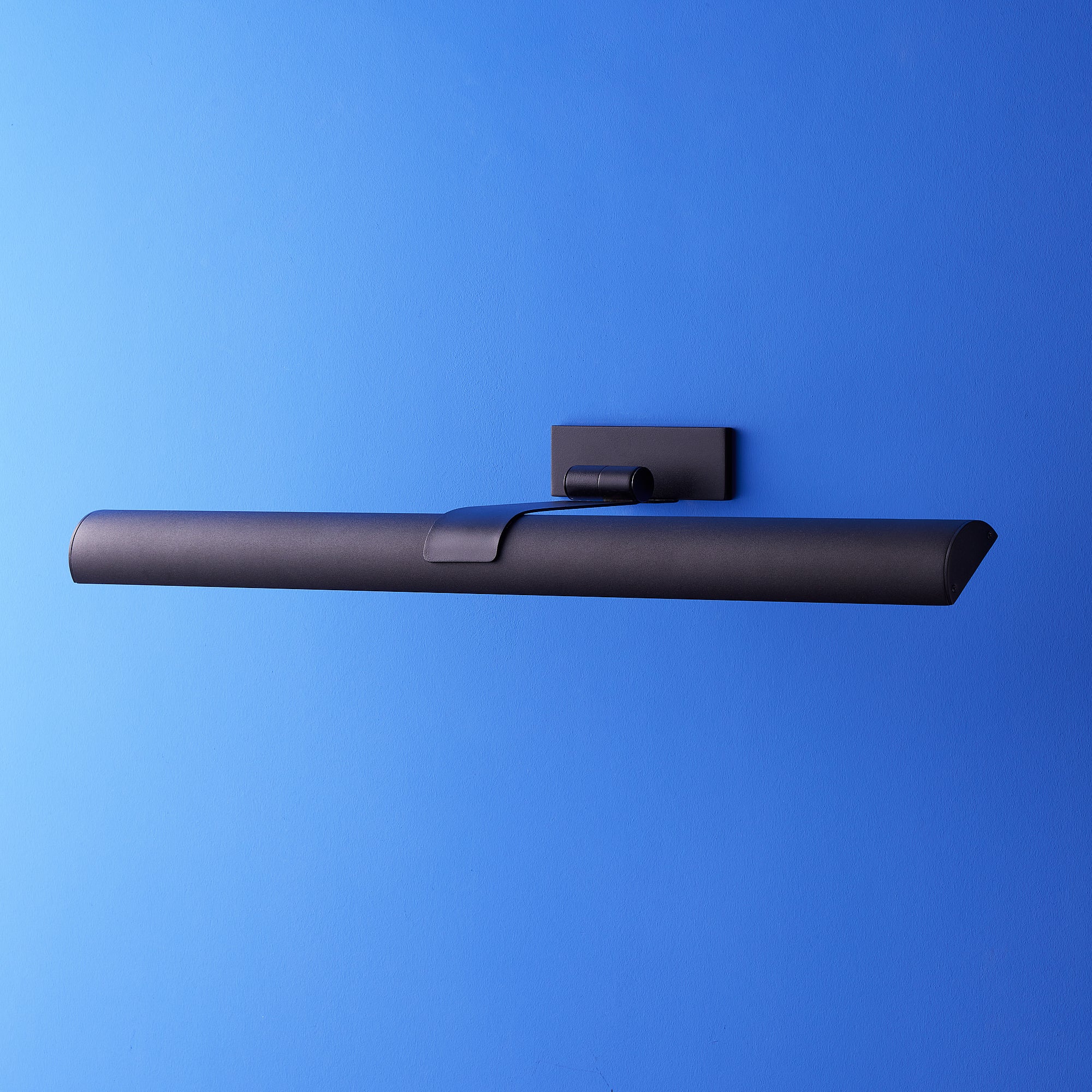 Larger Seurat cordless picture light in black - Image 8