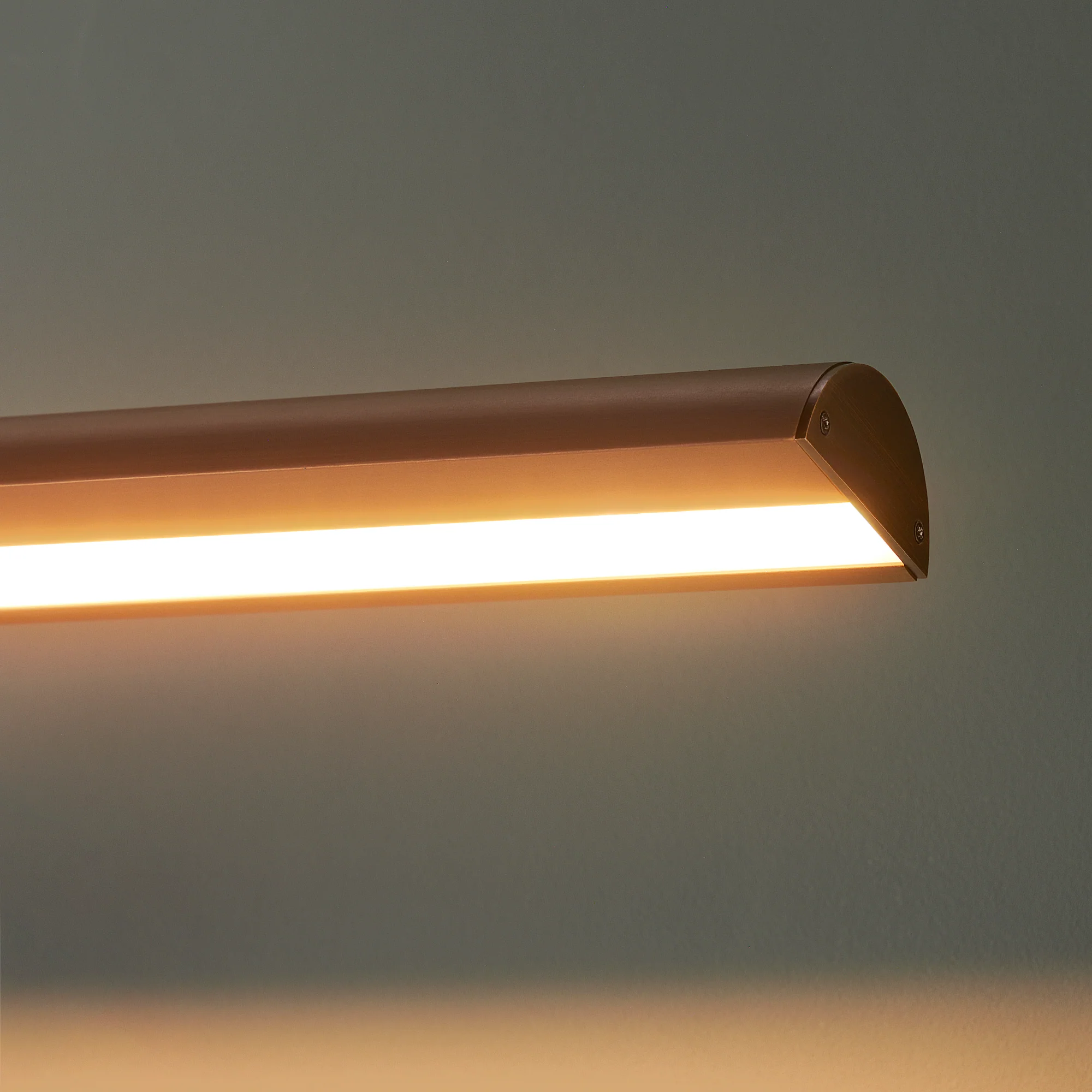 Larger Seurat cordless picture light in bronze - Image 7