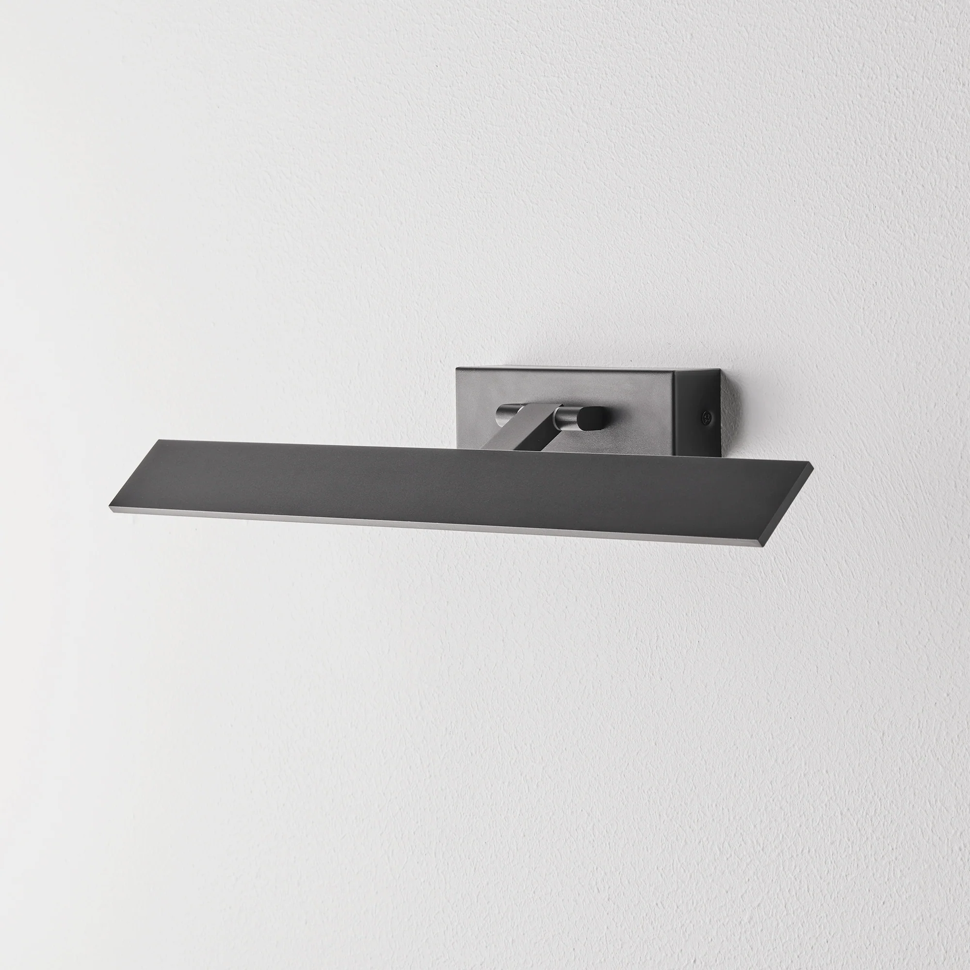 Medium Pelton picture lights in black - Image 6