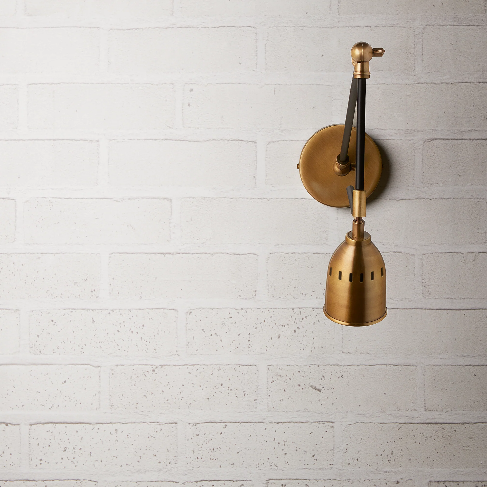 Pick wall sconce in black and antiqued brass - Image 4