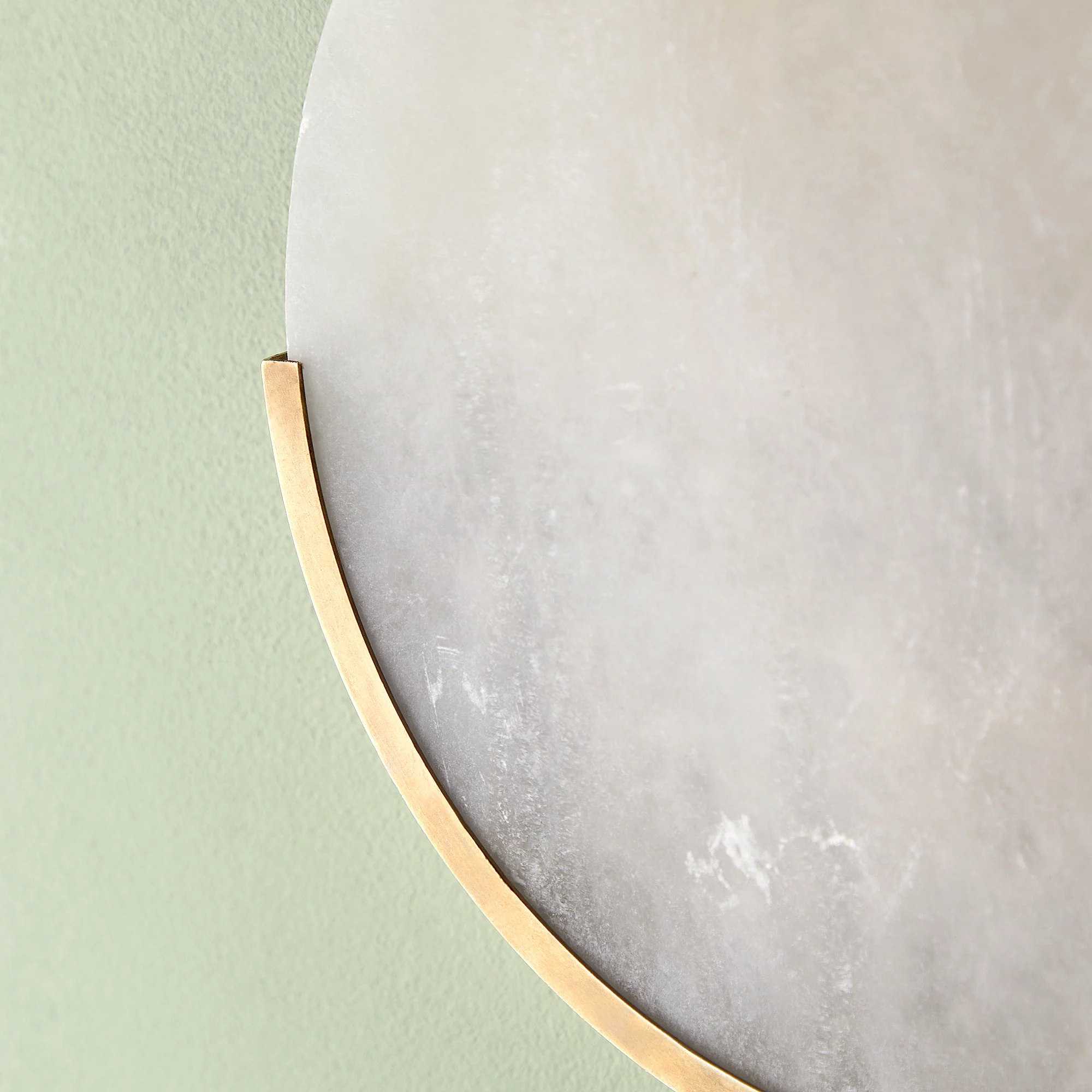 Plato wall sconce in alabaster and antiqued brass - Image 11