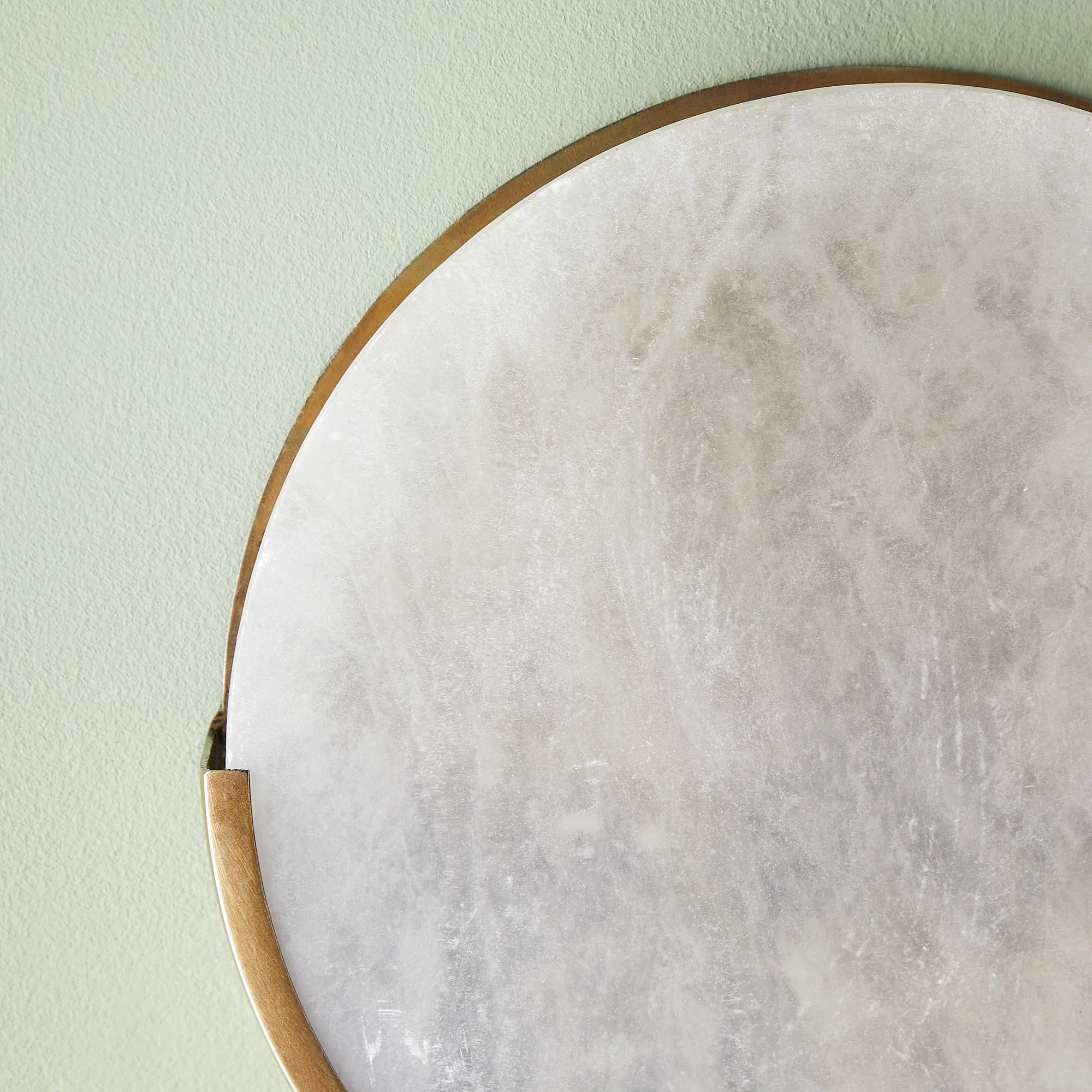 Plato wall sconce in alabaster and antiqued brass - Image 7