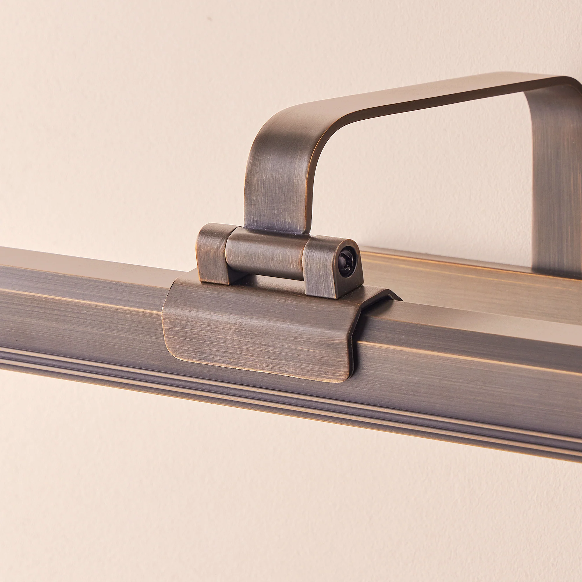 Regular Marcel cordless picture light in bronze finish - Image 4