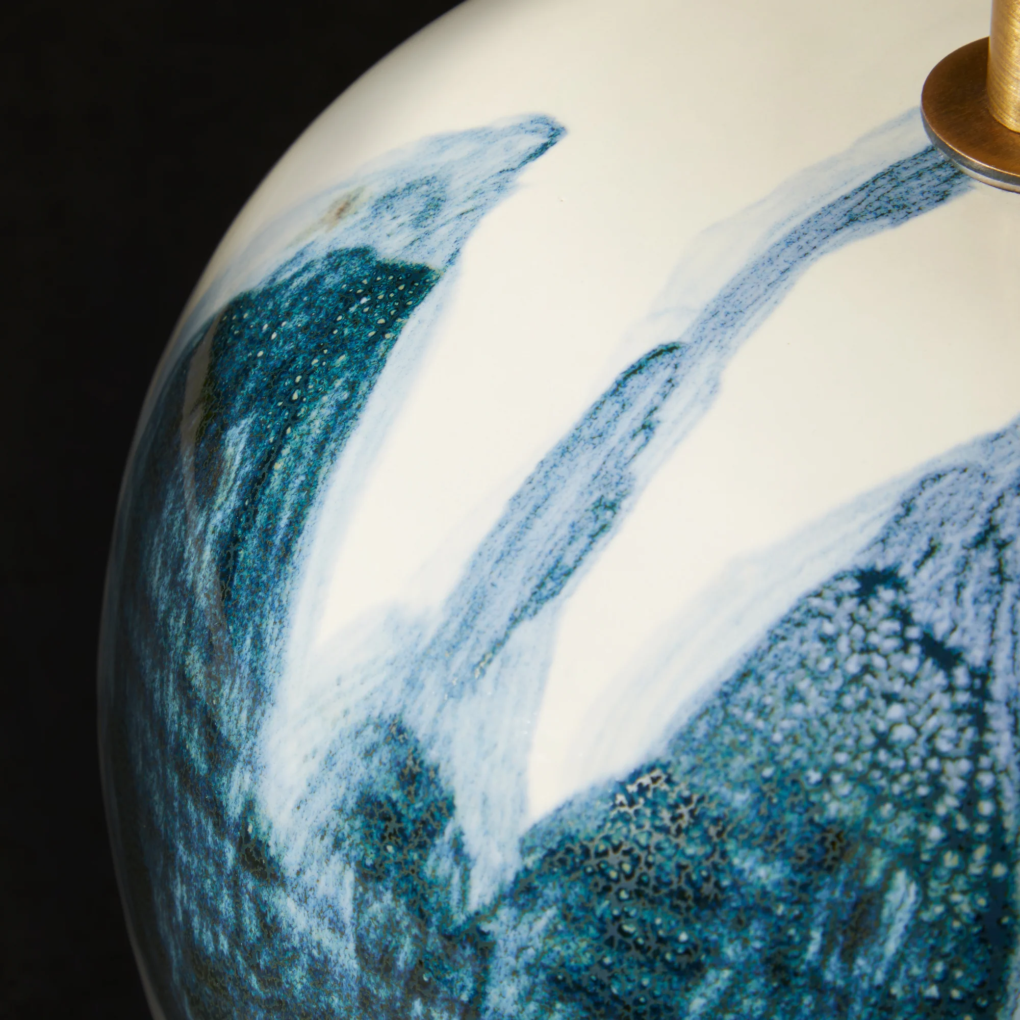Robyn table lamp in blue and white ceramic - Image 6