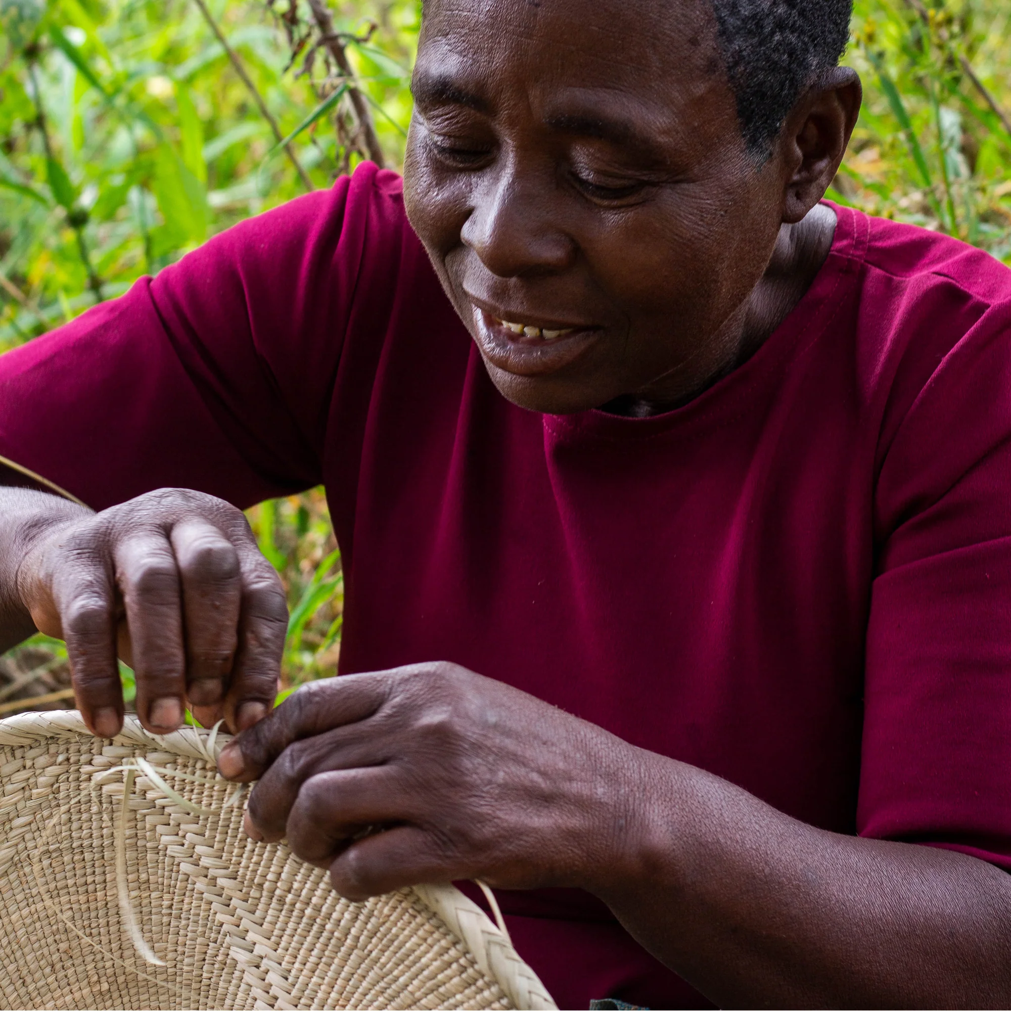 Serena woven palm basket with patterned edge - Image 11