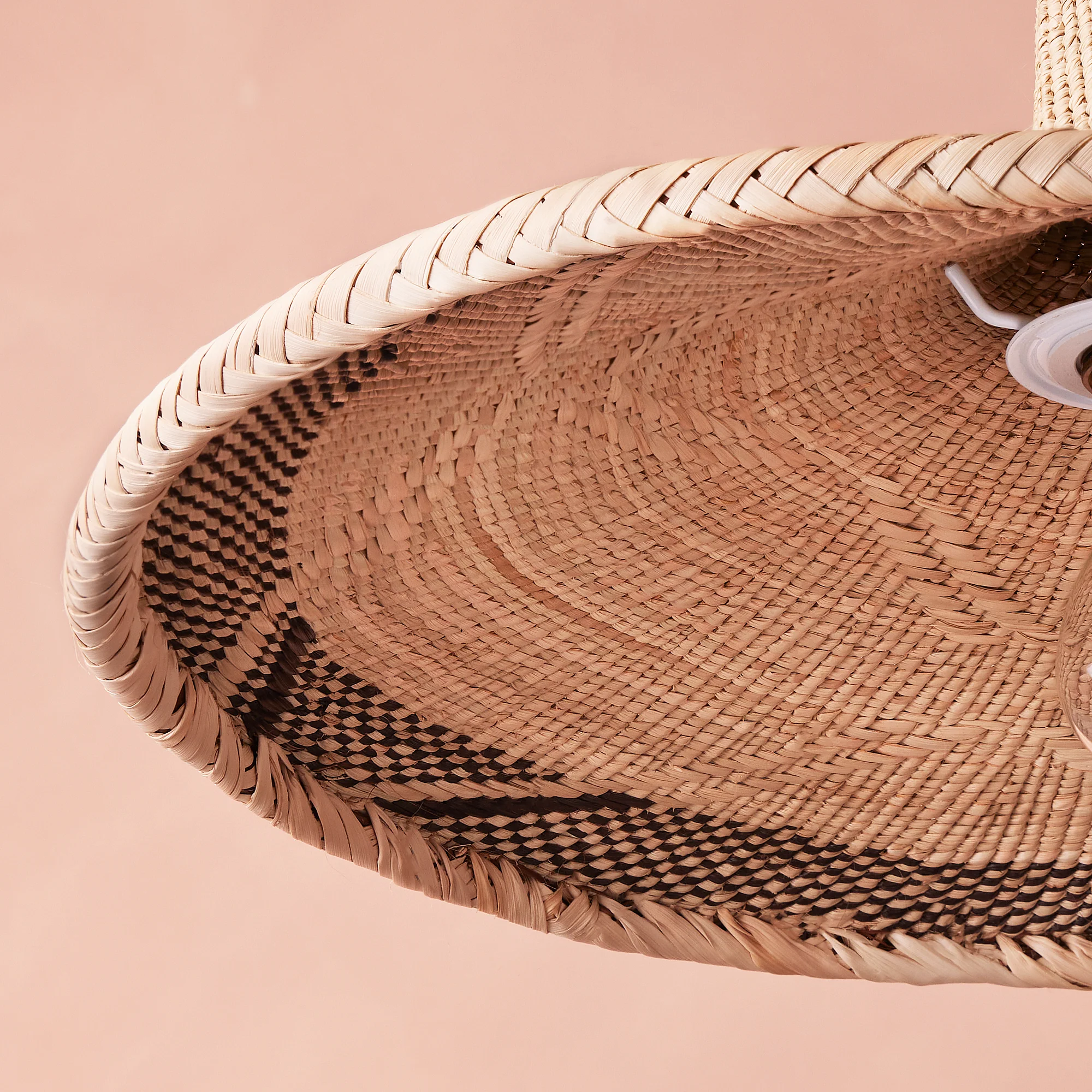 Serena woven palm basket with patterned edge - Image 8