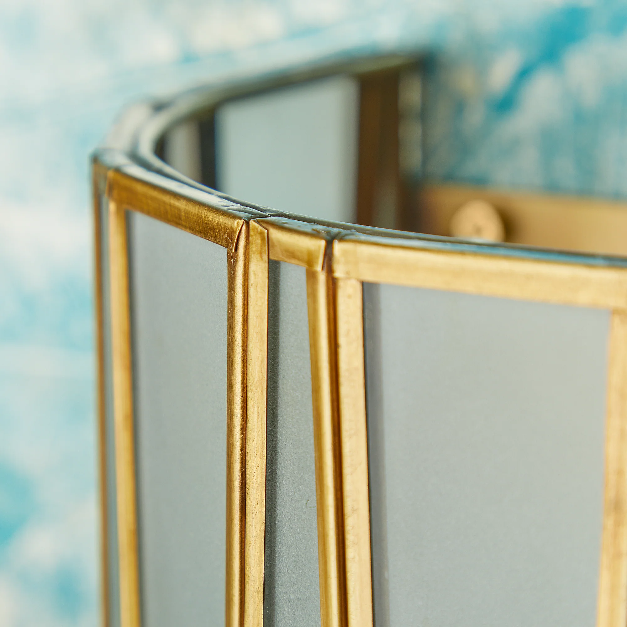 Shard wall sconce in antiqued brass and frosted glass - Image 7
