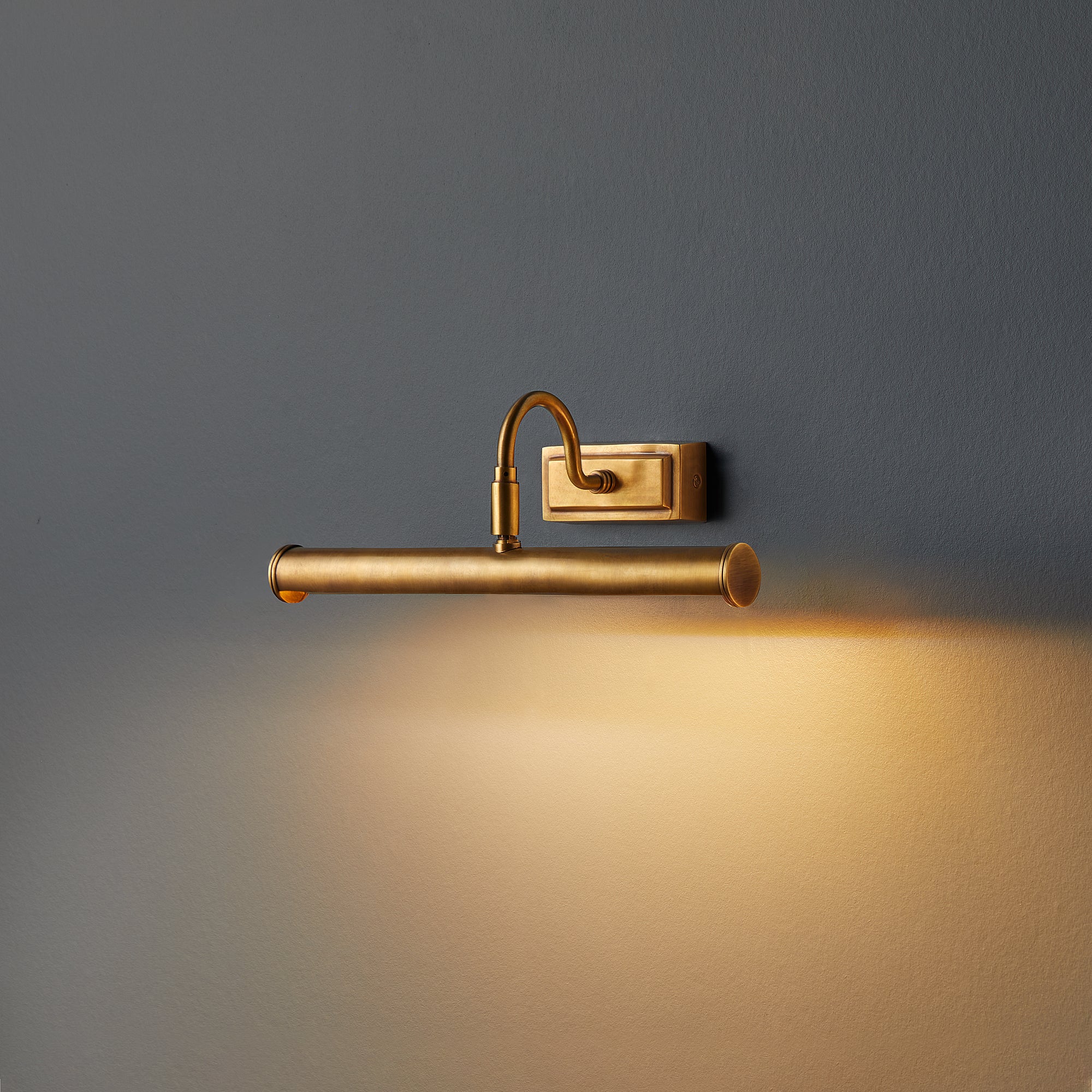 Smaller Clyfford picture light in waxed antiqued brass - Image 9
