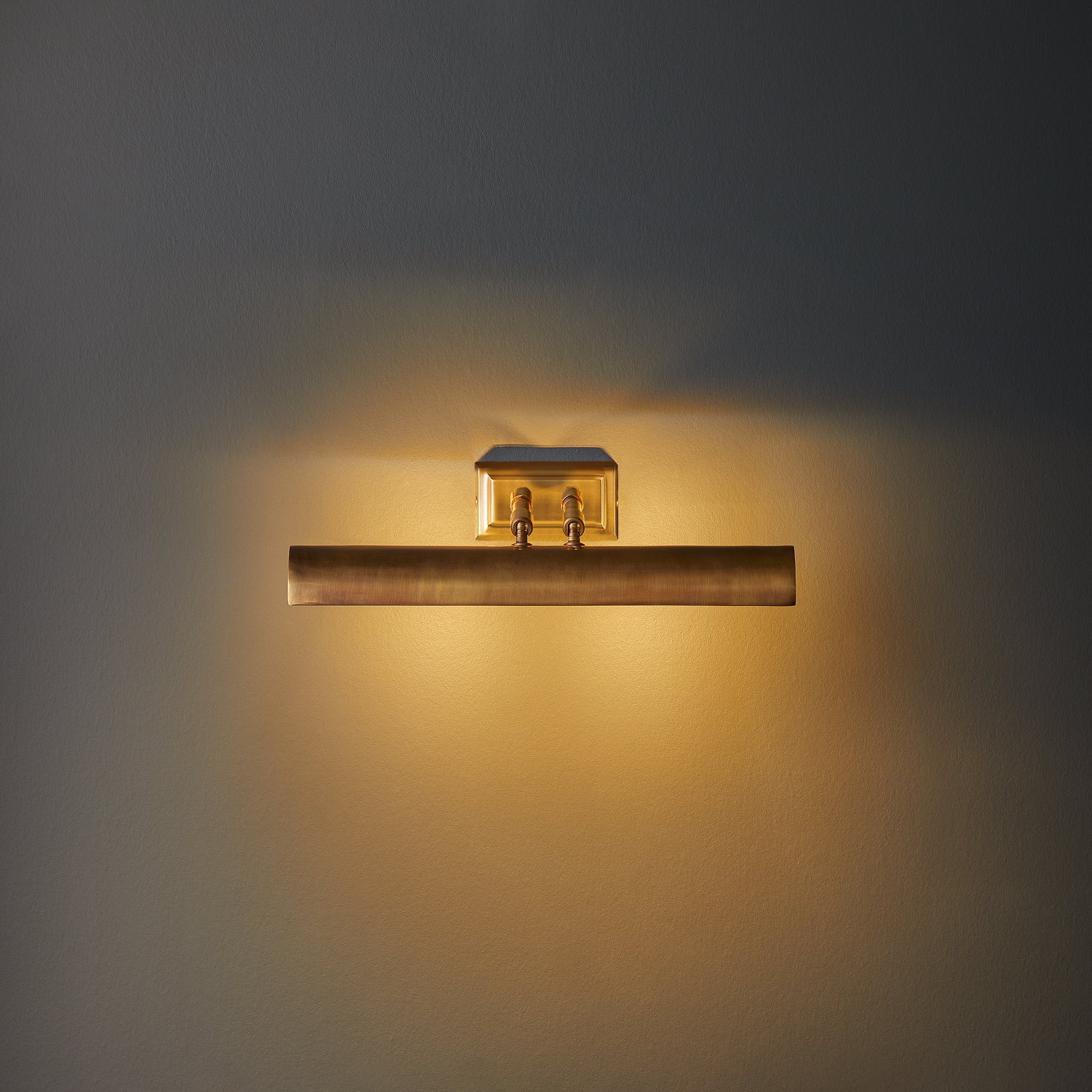 Smaller Lautrec picture light in antiqued brass - Image 4