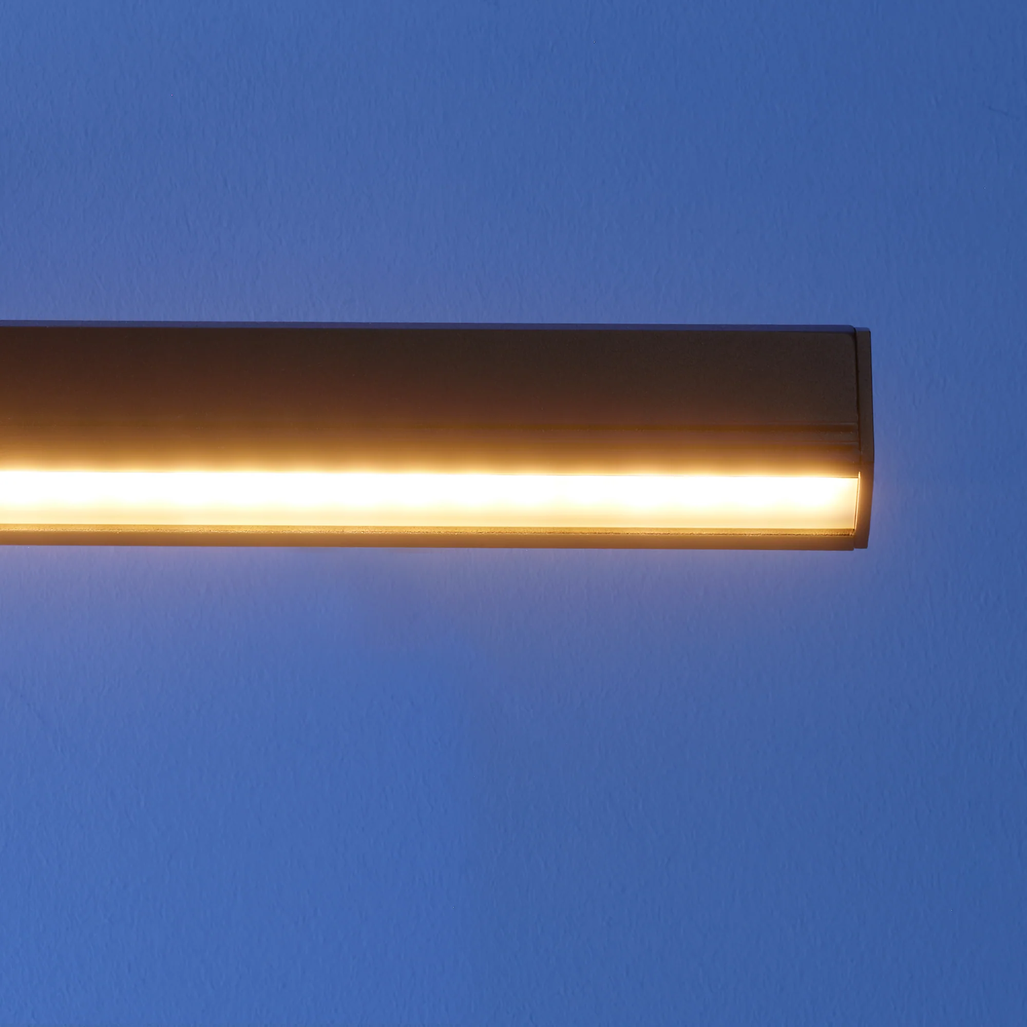Smaller Marcel cordless picture light in black - Image 7