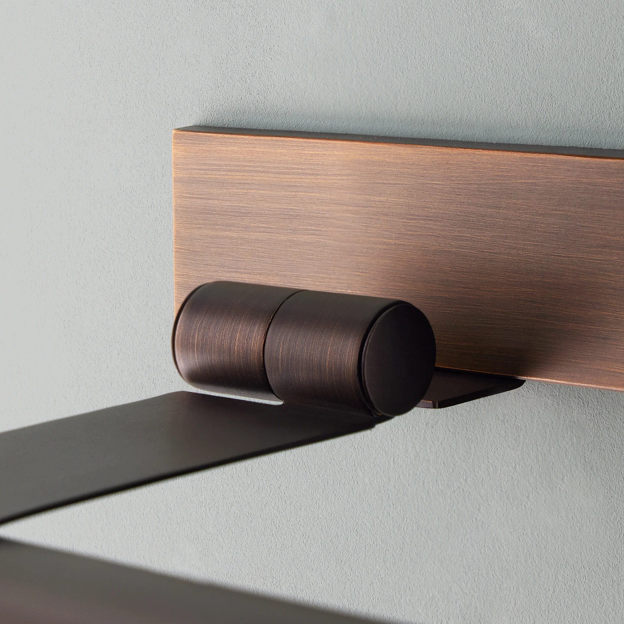 Smaller Seurat cordless picture light in bronze - Image 4