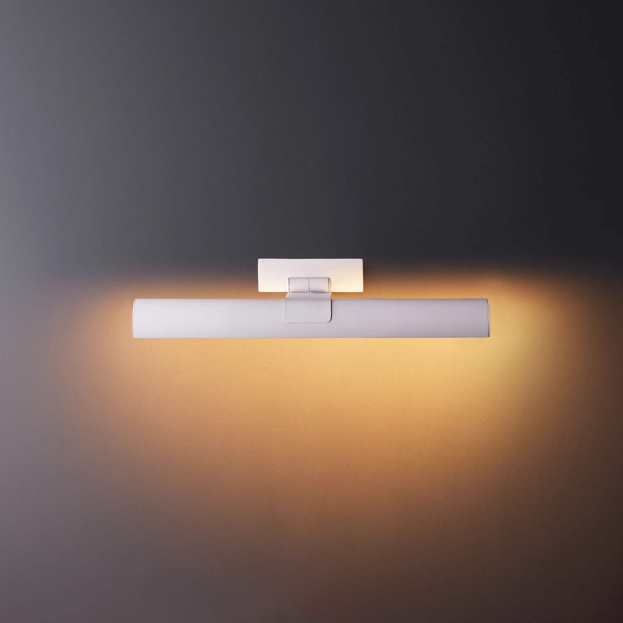 Smaller Seurat cordless picture light in white - Image 2