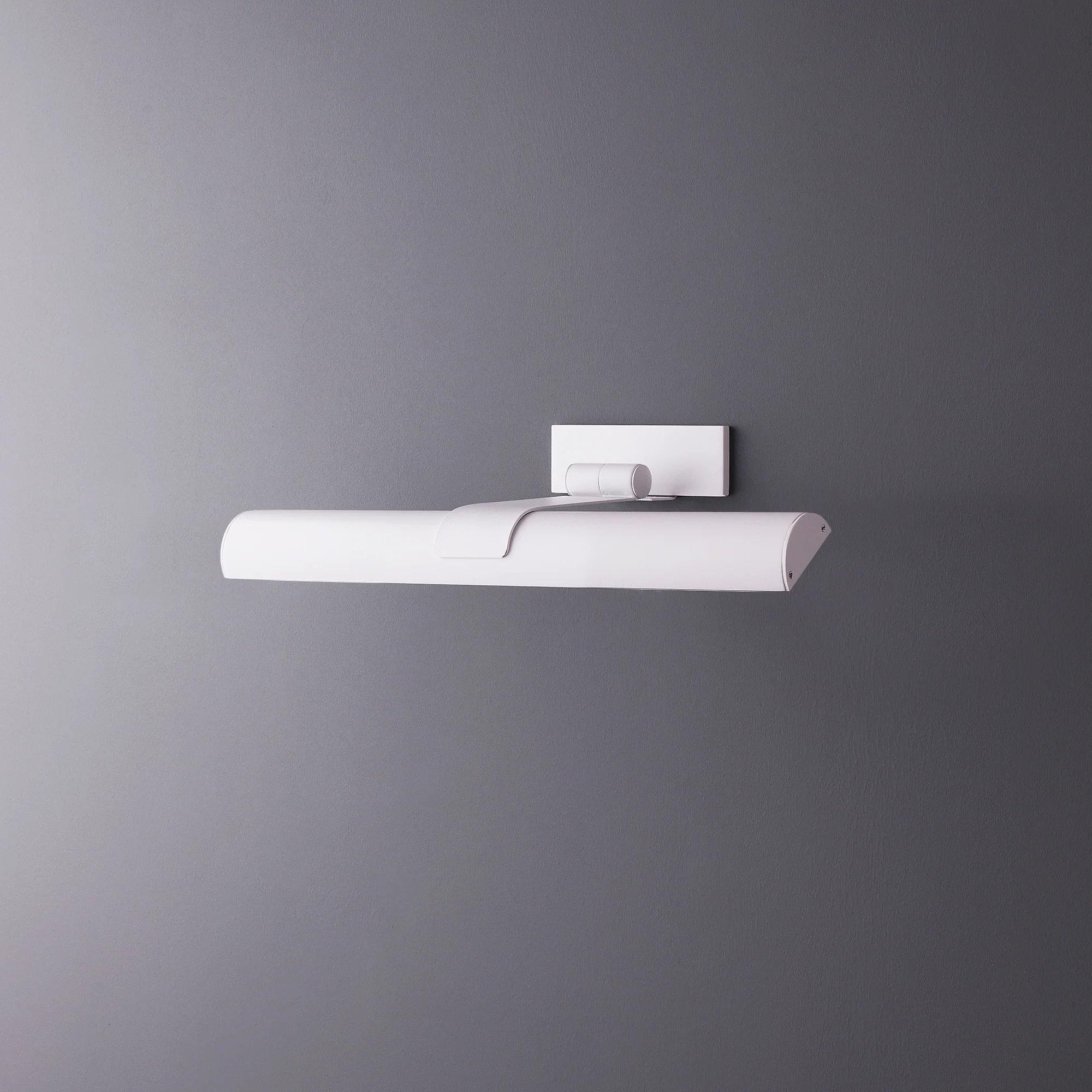 Smaller Seurat cordless picture light in white - Image 8