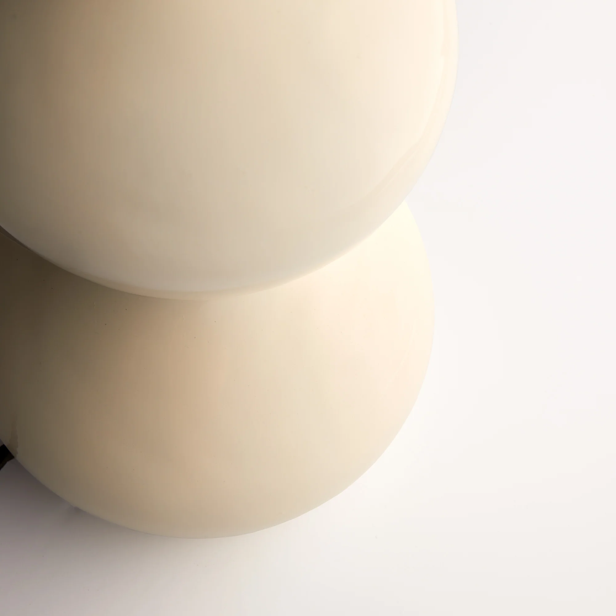 Smaller Wobster table lamp in cream lacquered wood - Image 3