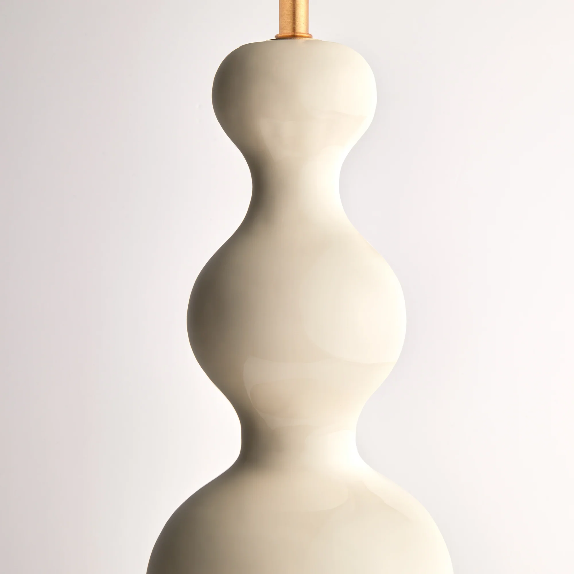 Smaller Wobster table lamp in cream lacquered wood - Image 5