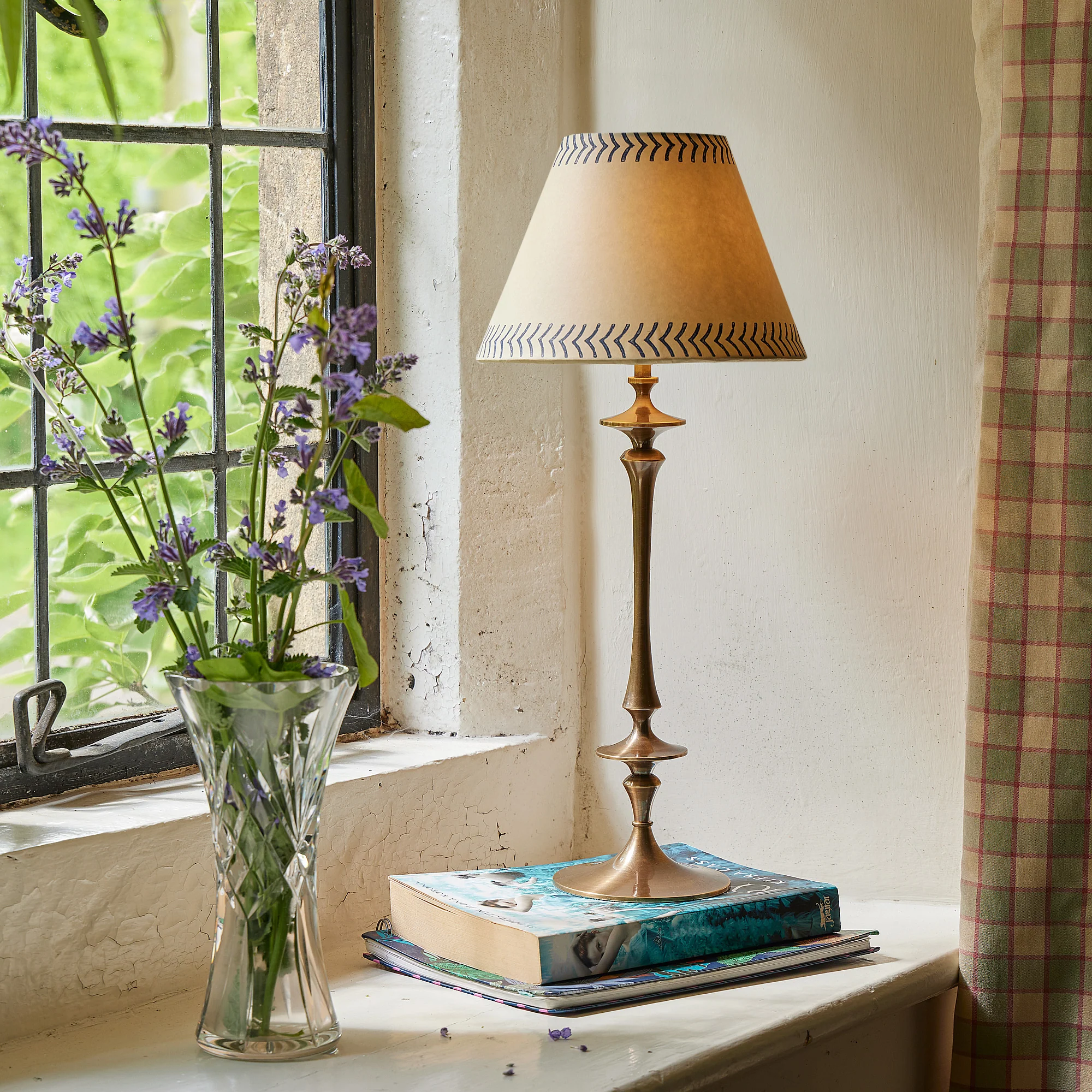Spindle cordless table lamp in aged brass - Image 2
