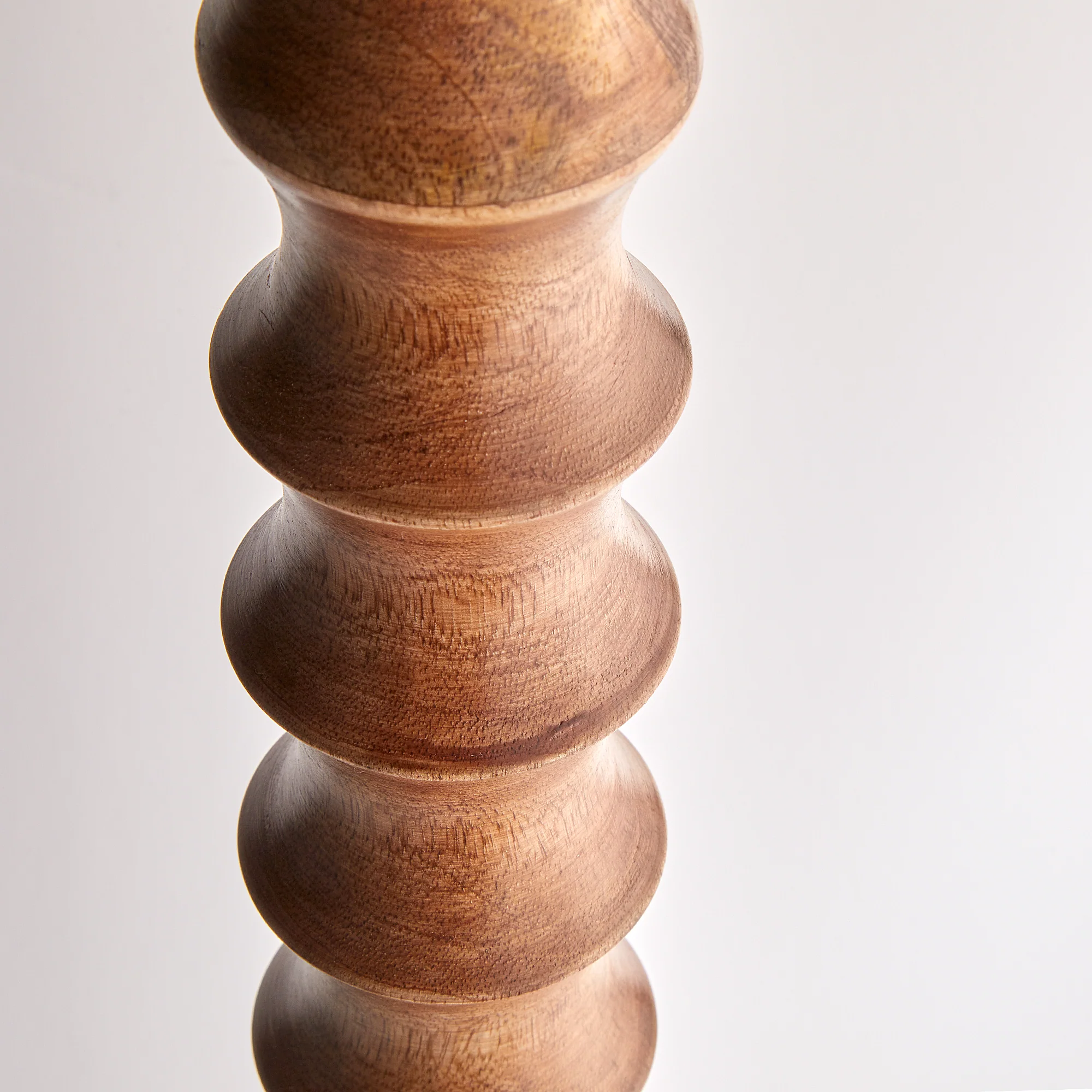 Tinto floor lamp in natural wood and antiqued brass - Image 4
