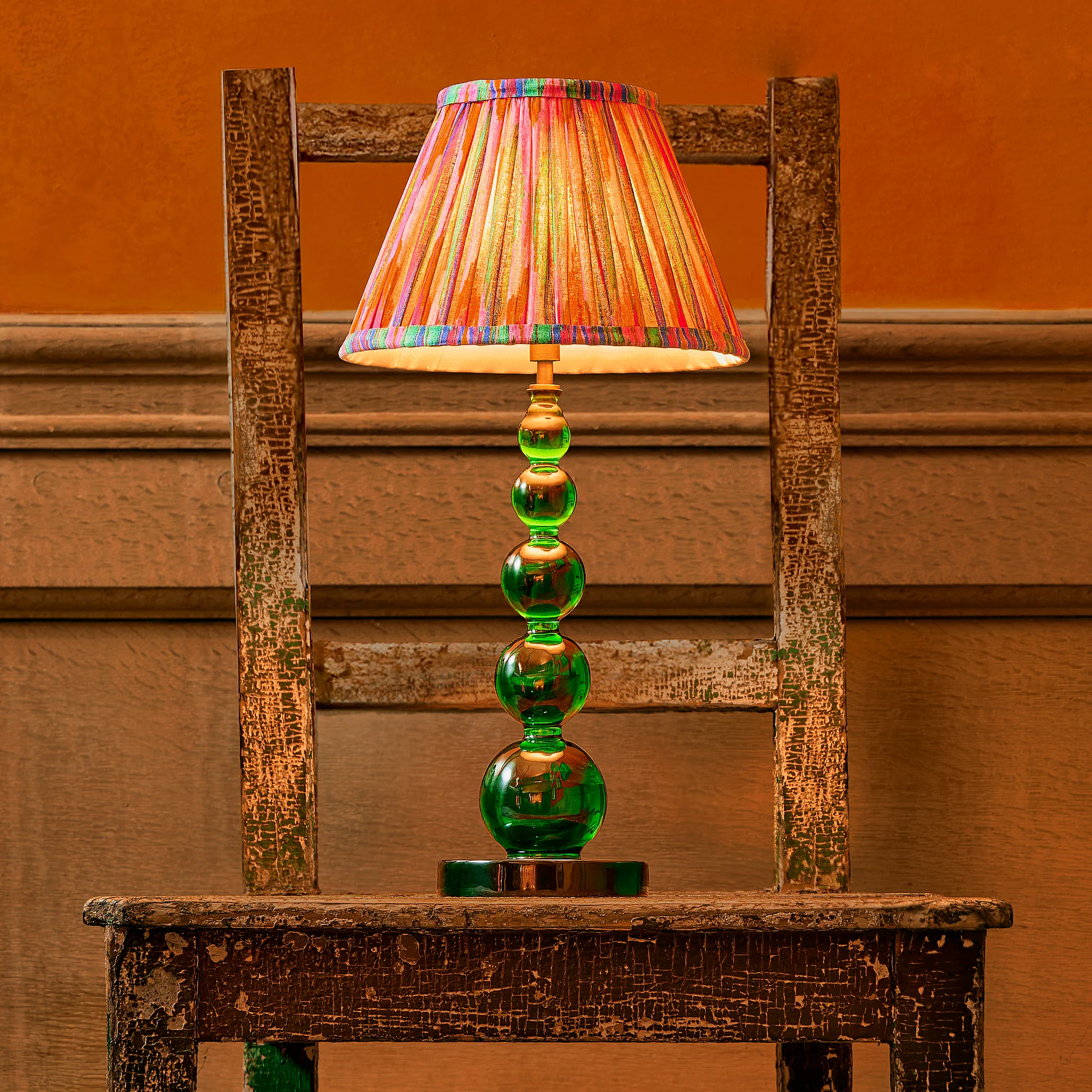 Tiny Aurora cordless table lamp in green - Image 2