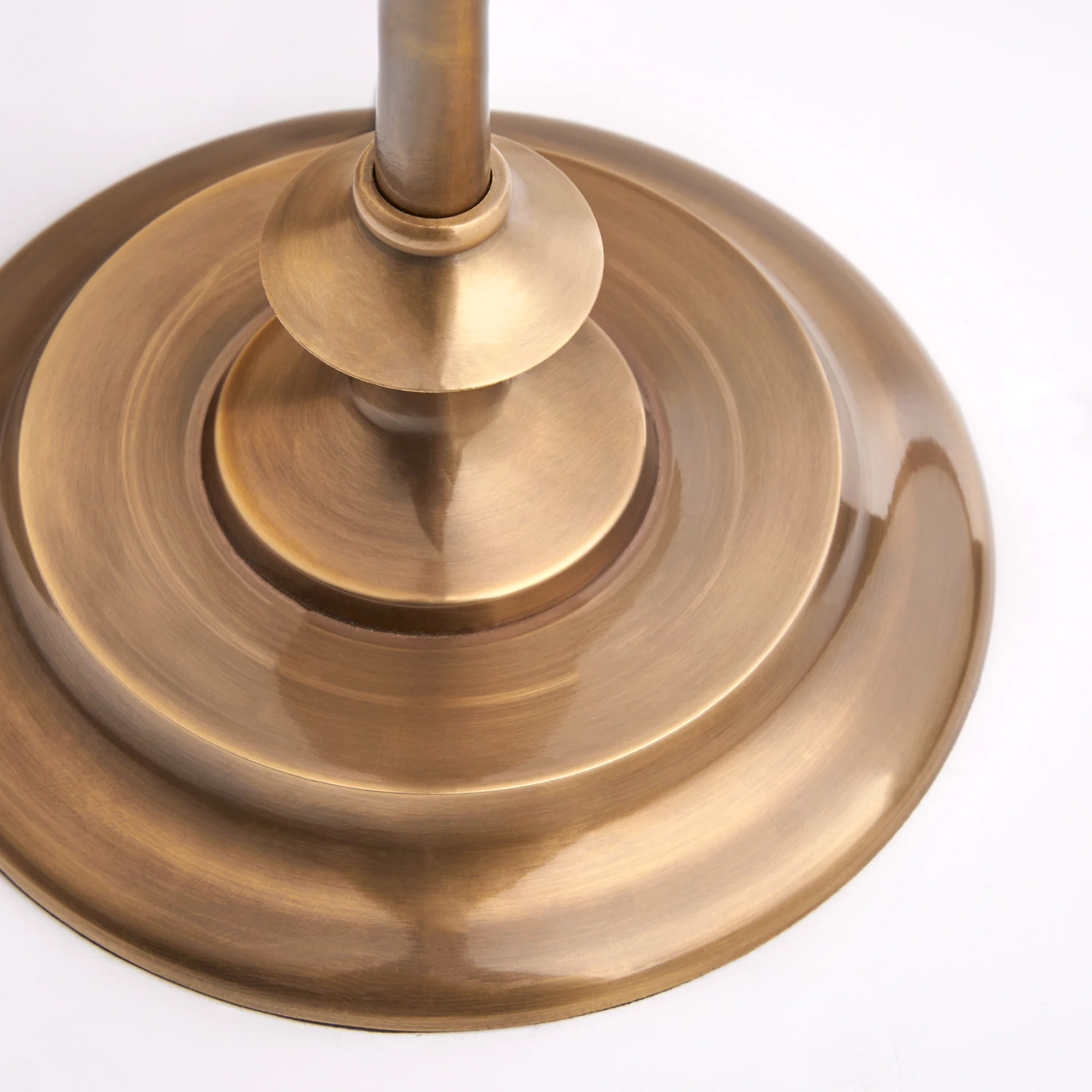 Trindle table lamp in antiqued brass - Image 3