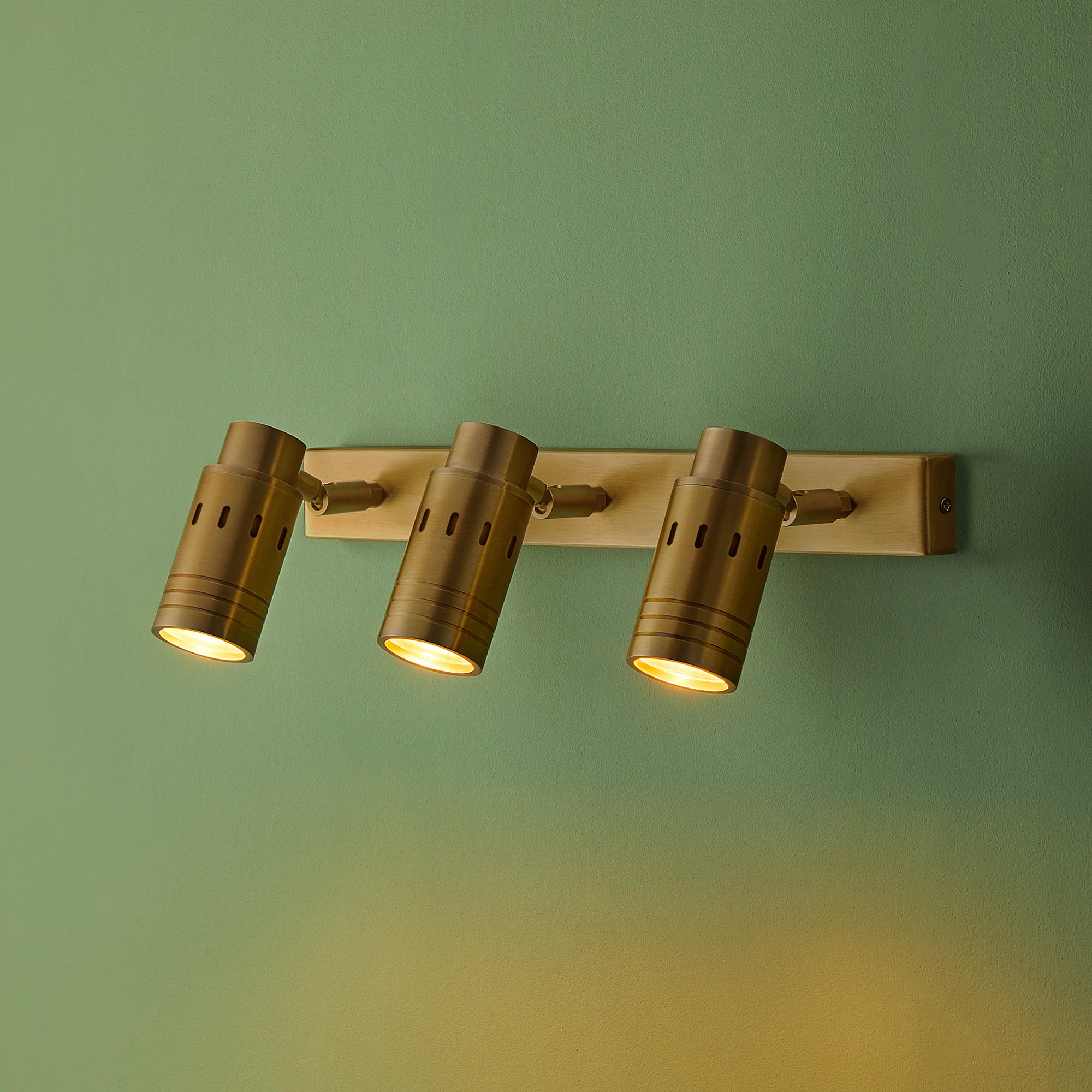 Triple Watson spot light in antiqued brass - Image 4