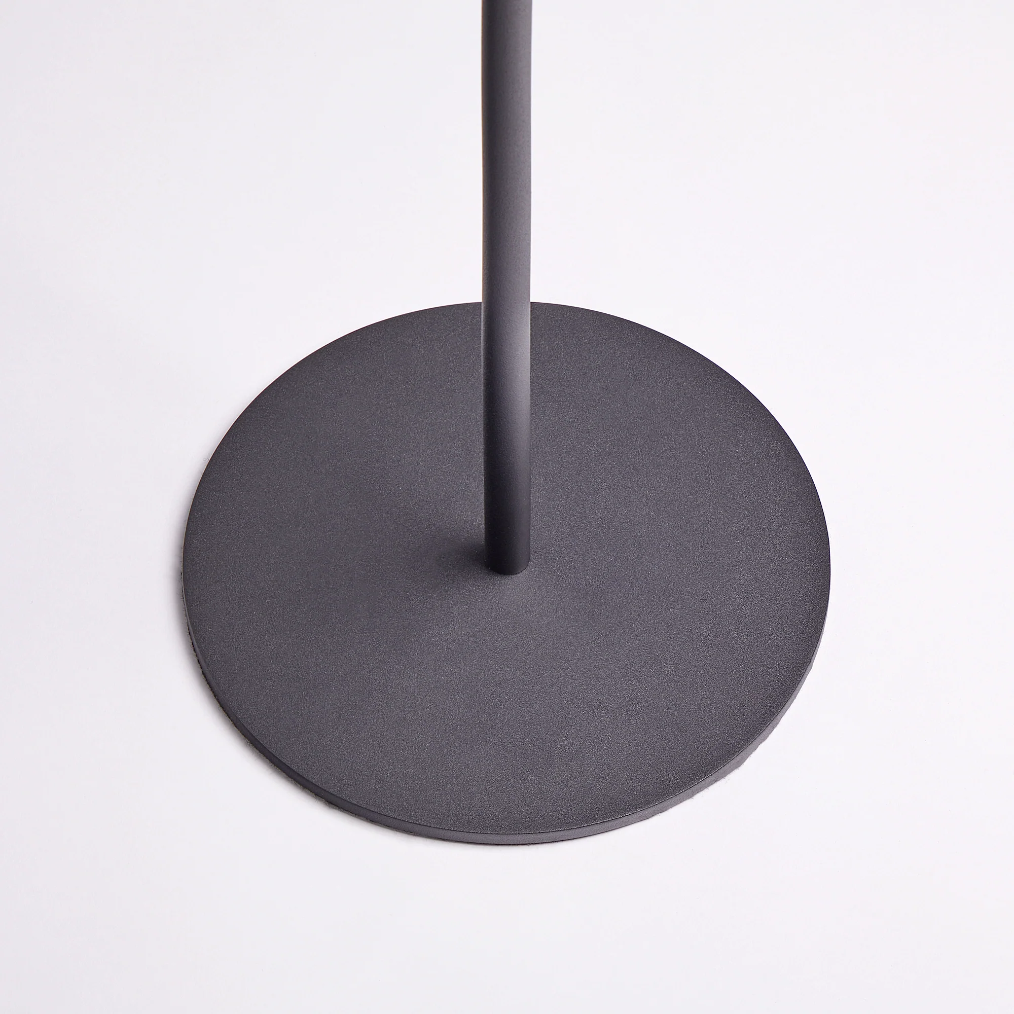 Twinky cordless floor lamp in black with an antiqued brass hood - Image 3
