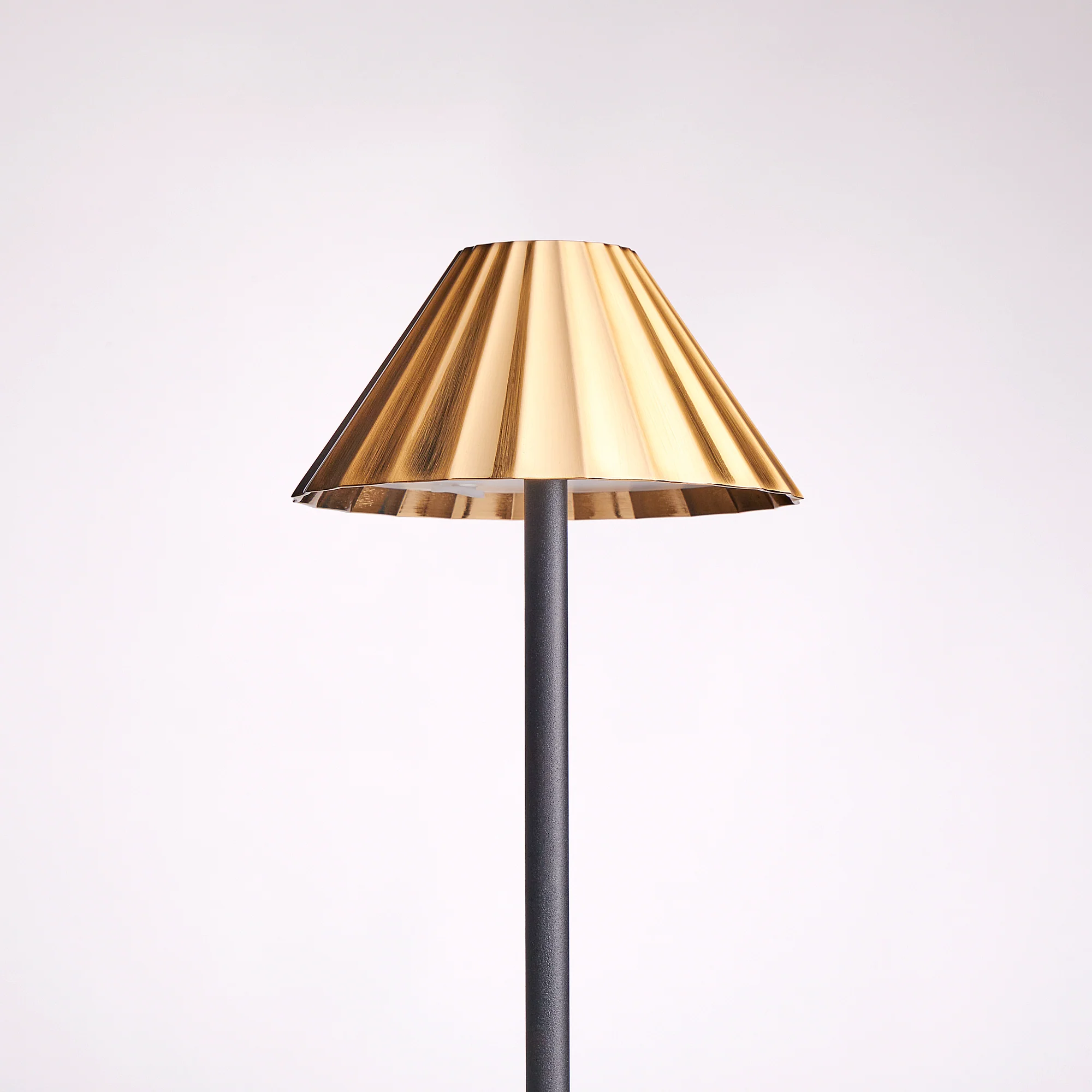 Twinky cordless floor lamp in black with an antiqued brass hood - Image 4