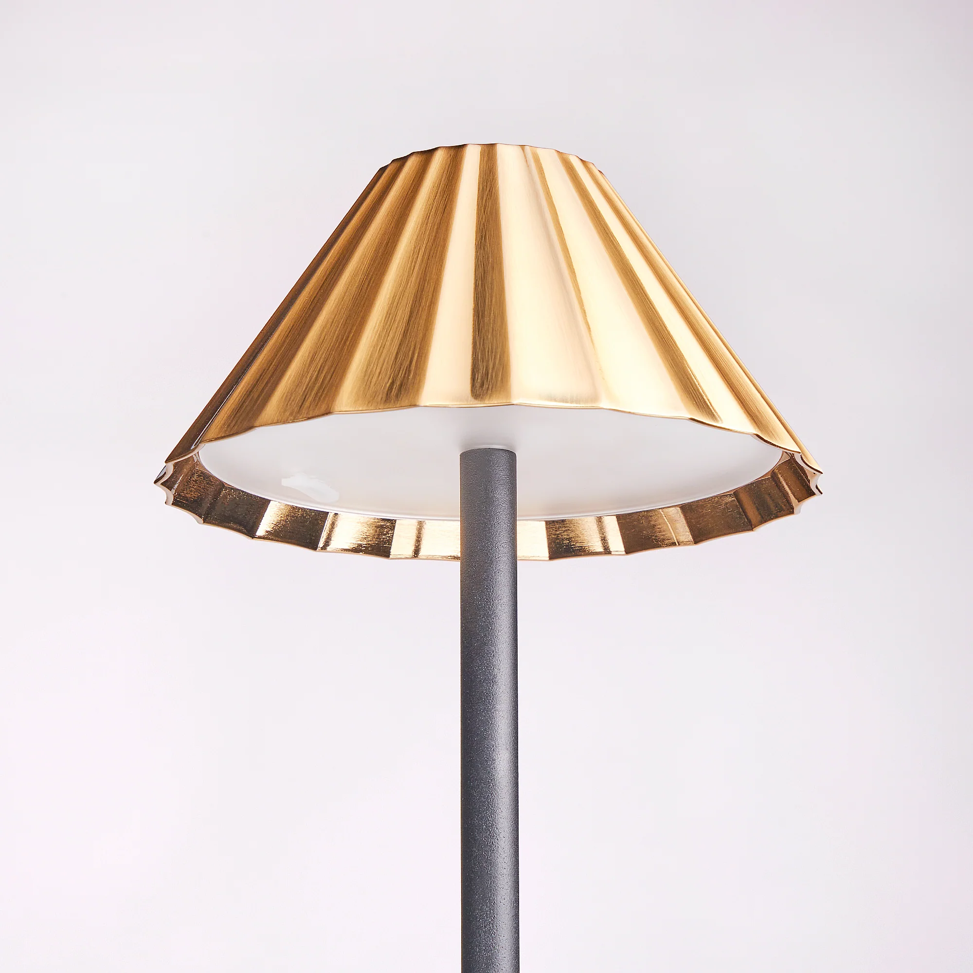 Twinky cordless floor lamp in black with an antiqued brass hood - Image 5