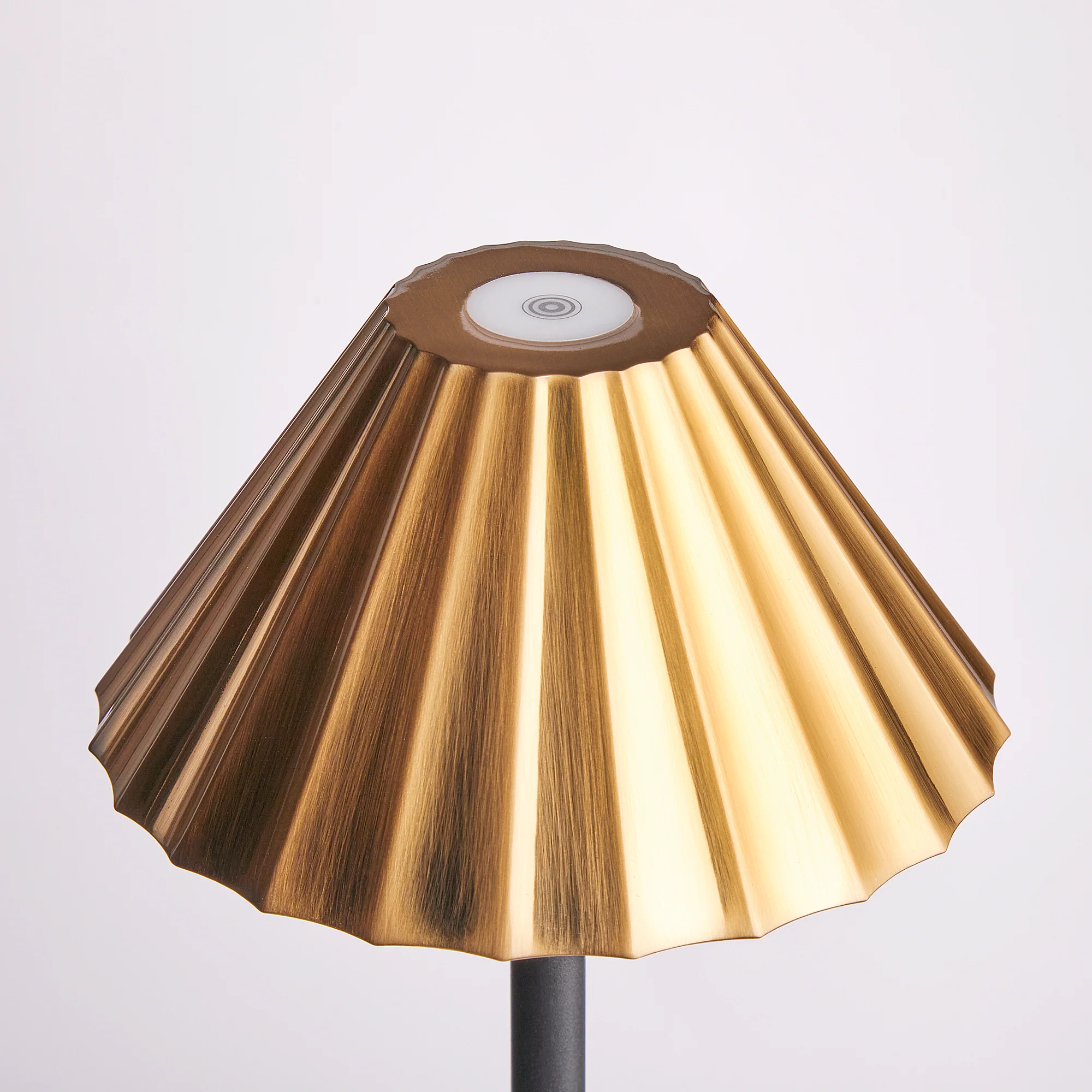 Twinky cordless floor lamp in black with an antiqued brass hood - Image 7