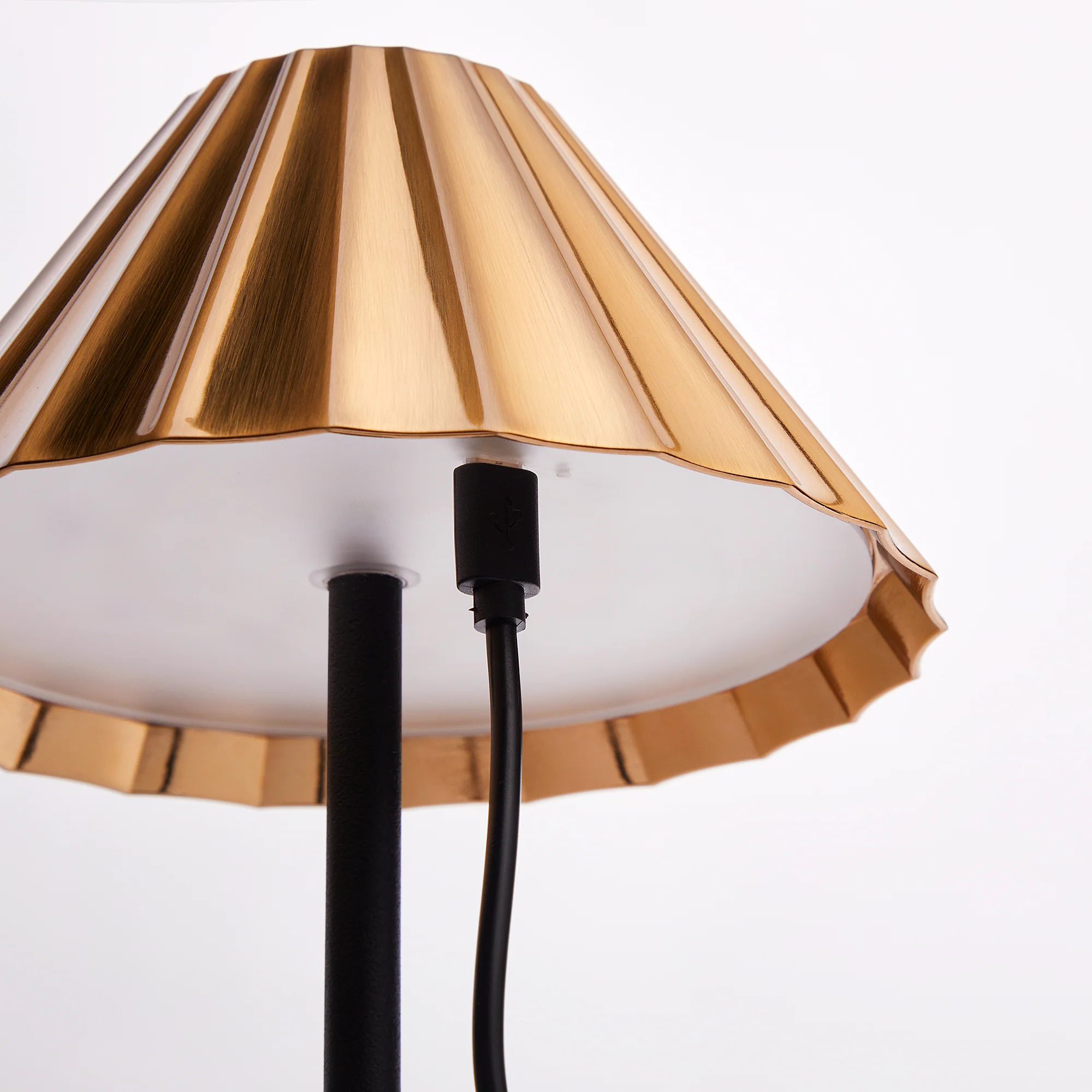 Twinky cordless floor lamp in black with an antiqued brass hood - Image 9