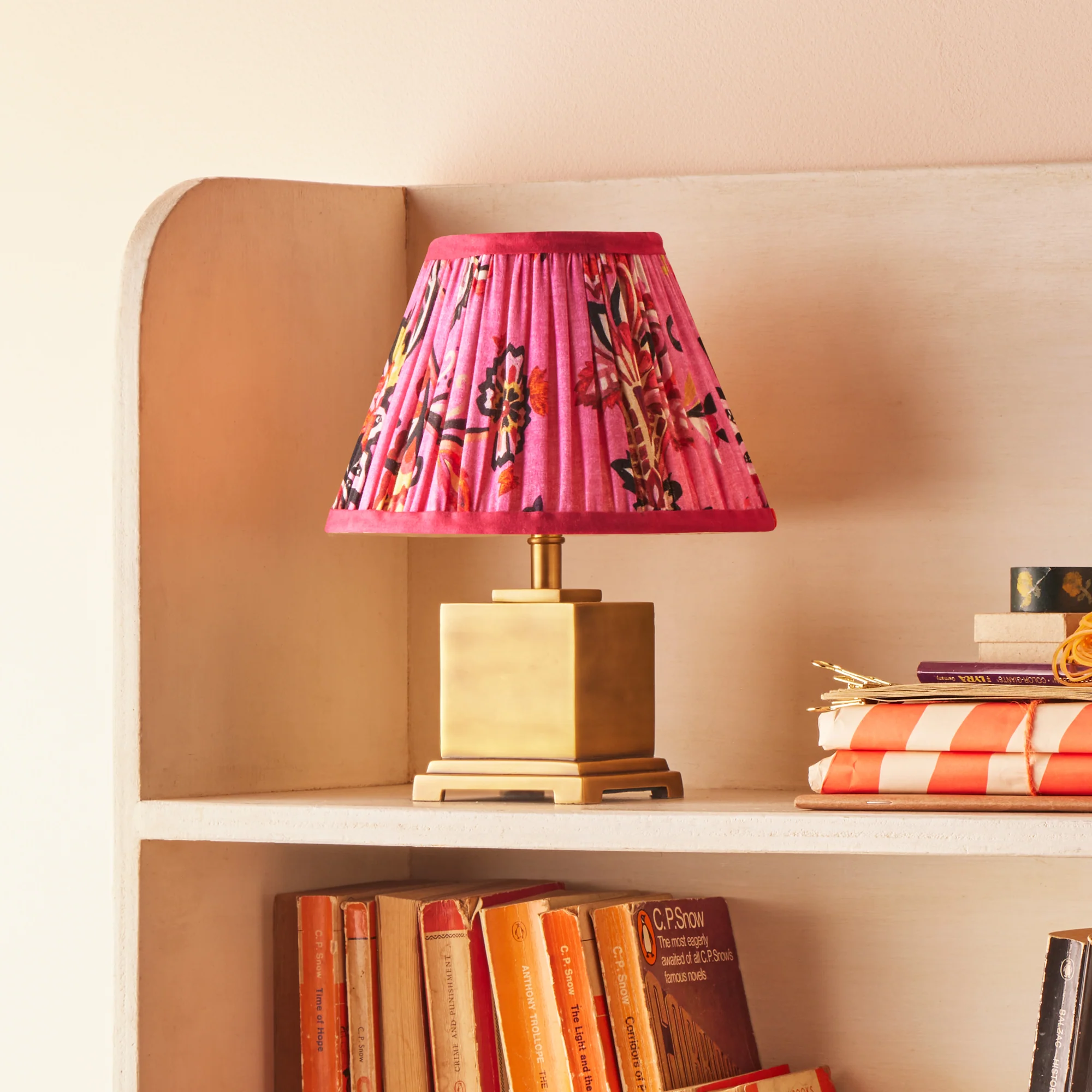 Walter cordless table lamp in antiqued brass - Image 6