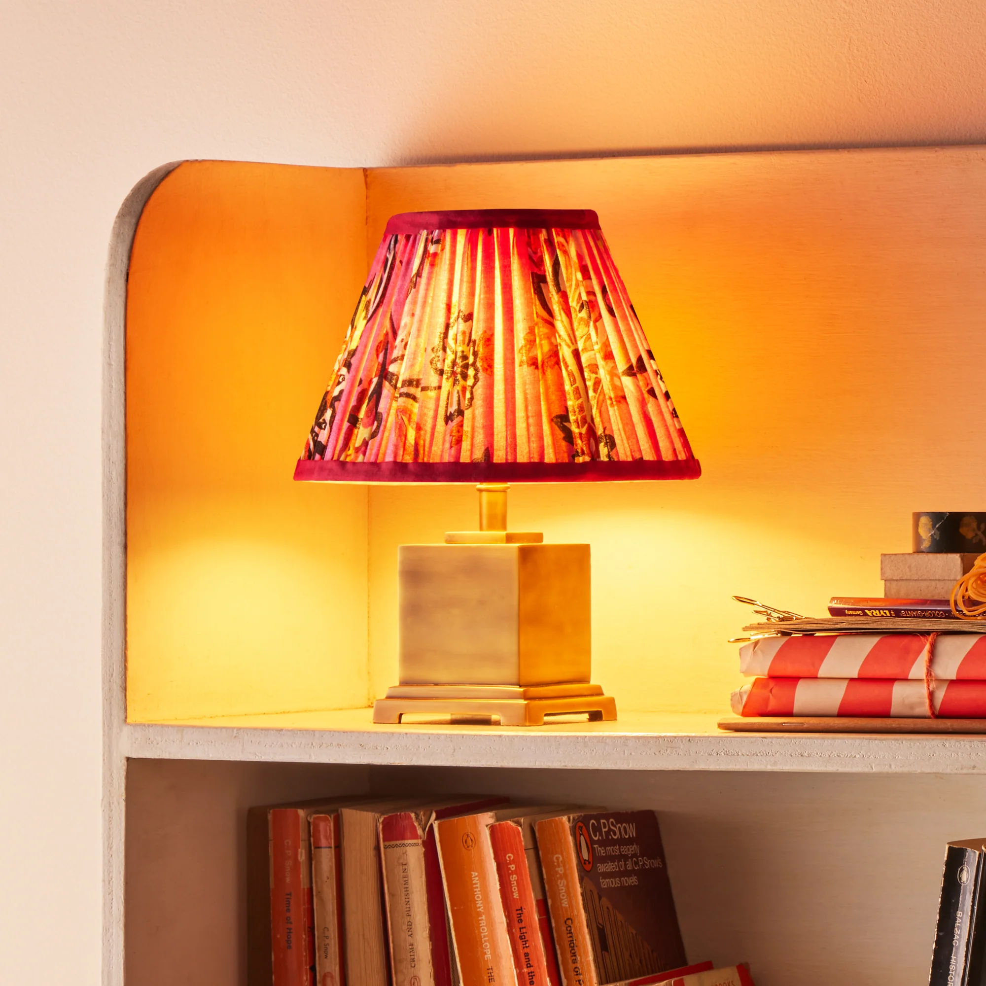 Walter cordless table lamp in antiqued brass - Image 7