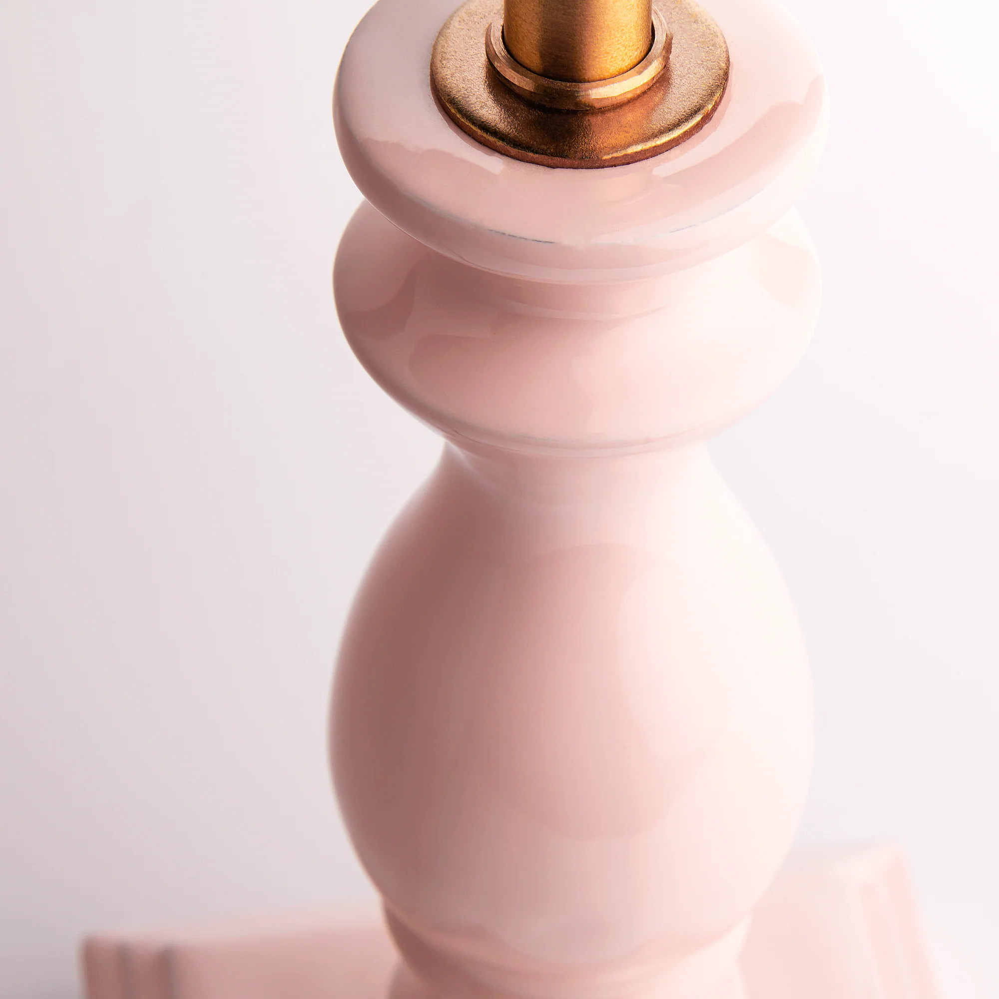 Wilma table lamp in pale pink - Image 3
